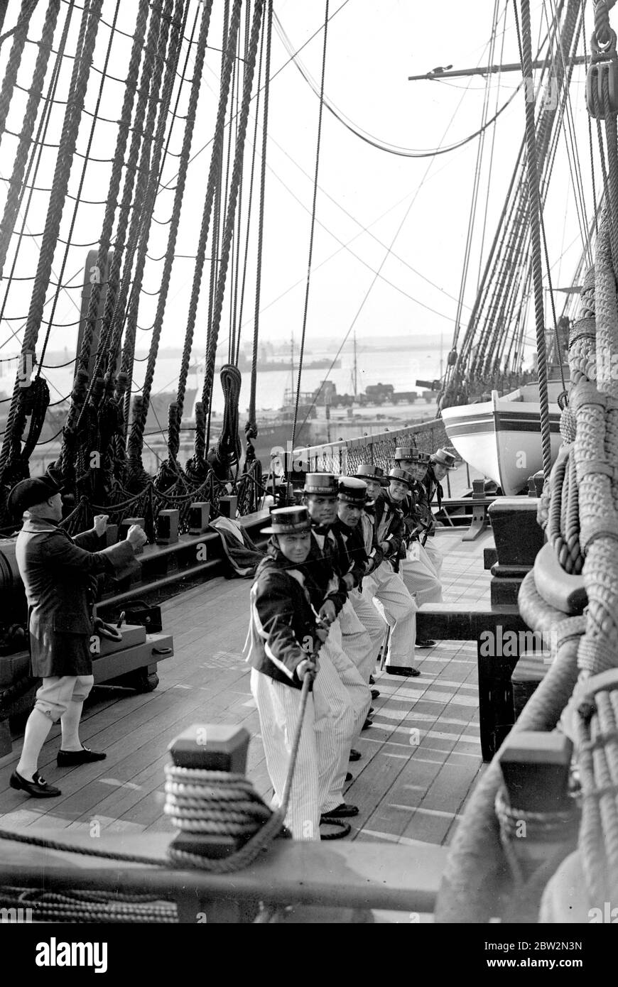 Sur le pont du HMS Victory, marins en costume d'époque, Portsmouth , 1935. Banque D'Images