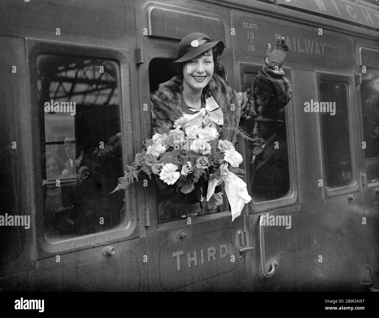 Pas une chance d'être homesick cette fois . Binnie Barnes , quitte Londres pour l'Amérique , de New York à la Californie par avion . Mlle Binnie Barnes , l' actrice anglaise , a quitté la gare de Waterloo , Londres , sur le train de bateaux Aquitania pour les Etats-Unis . Il y a dix-huit mois, Mlle Barnes s'est enorgé pour la Californie , mais a eu un séjour à New York et est revenu . Immédiatement elle arrive à New York cette fois-ci un avion la prendra directement en Californie . Son contrat avec la compagnie de film Hollywood lui permet de rentrer à la maison à la fin de trois mois . Photos , Mlle Binnie Barnes se fait au revoir de sa voiture Banque D'Images