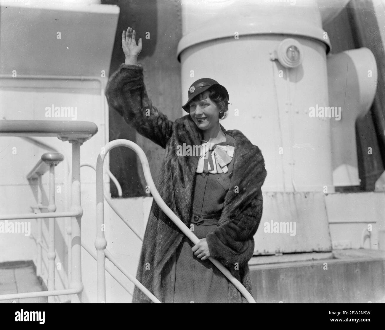 Pas une chance d'être homesick cette fois . Binnie Barnes , quitte Londres pour l'Amérique , de New York à la Californie par avion . Mlle Binnie Barnes , l' actrice anglaise , a quitté la gare de Waterloo , Londres , sur le train de bateaux Aquitania pour les Etats-Unis . Il y a dix-huit mois, Mlle Barnes s'est enorgé pour la Californie , mais a eu un séjour à New York et est revenu . Immédiatement elle arrive à New York cette fois-ci un avion la prendra directement en Californie . Son contrat avec la compagnie de film Hollywood lui permet de rentrer à la maison à la fin de trois mois . Photos , Mlle Binnie Barnes en signe de revoir de l'Aqua Banque D'Images