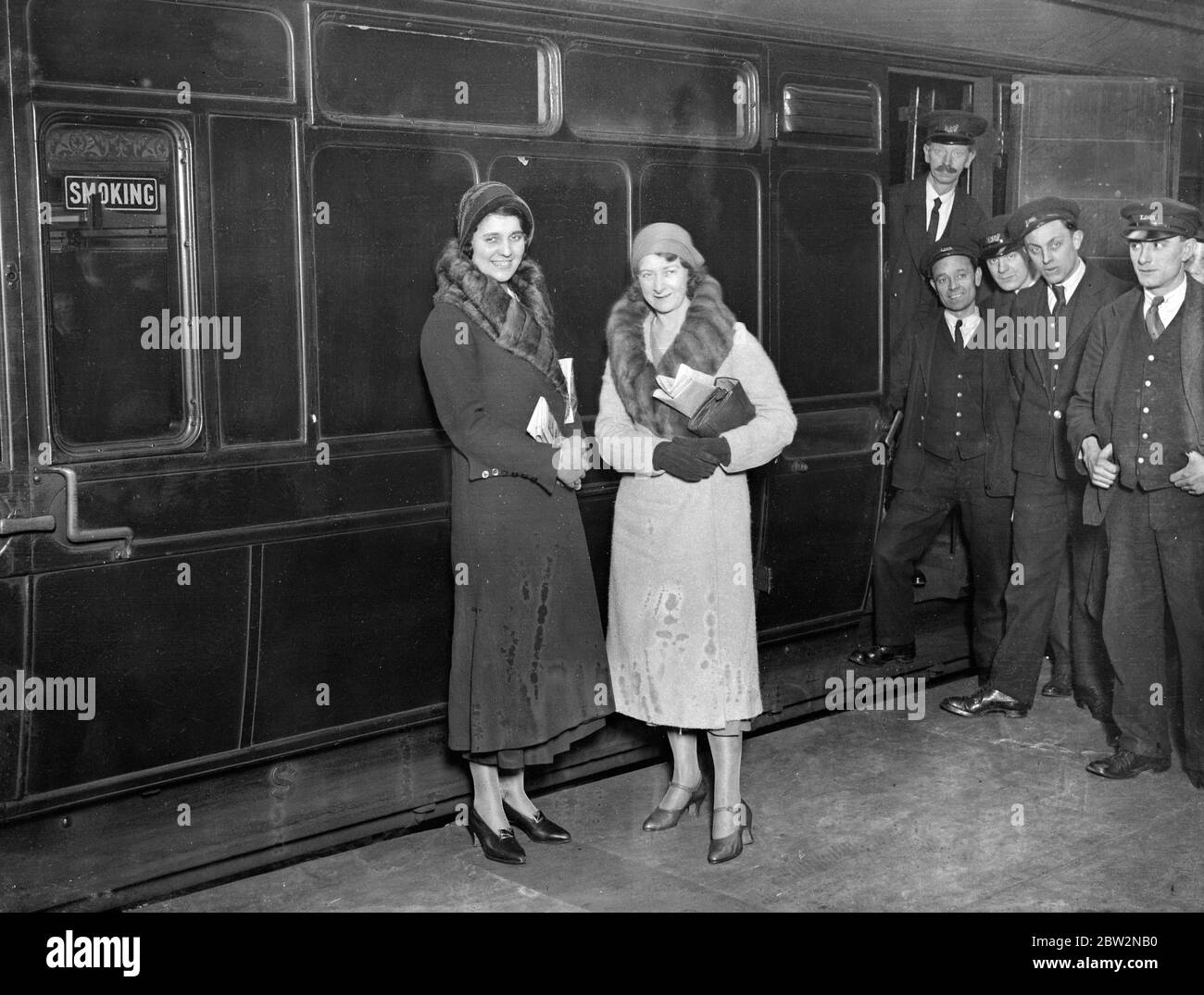 Britains cotton queen arrive à Londres pour assister à l'exposition textile . Mlle lois Heath , la British Cotton Queen est arrivée à Londres depuis Lancashire pour participer à la section textile du salon britannique des industries à la White City , Londres . Mlle Heath , qui travaille comme tenteur de carte aux moulins de l'égyptien Combined Cotton Mills Ltd à Leigh , Lancashire , a été accompagnée à Londres par son employeur Sir George Holden et Lady Holden . Mlle lois Heath la Reine britannique de coton ( à gauche ) avec Lady Holden à l'arrivée à Euston Station , Londres de Lancashire . 23 février 1932 30, 30, 30, Banque D'Images