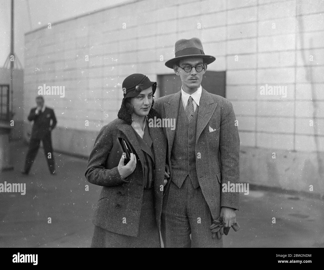 Le Prince Lennart et sa mariée à Londres . Le prince Lennart de Suède avec sa mariée, Mlle Karen Nissvandt , sont arrivés à Londres pour leur mariage dans un bureau de Londres , qui aura lieu au mépris de l'interdiction du roi des Suédois sur le mariage , Qui privera le prince de son rang royal . Le Prince Lennart de Suède et sa mariée Miss Karen Nissvandt sur le toit de leur hôtel londonien . 24 février 1932 30, 30, 30, 30, 30, 30, 30, 30, 30 Banque D'Images