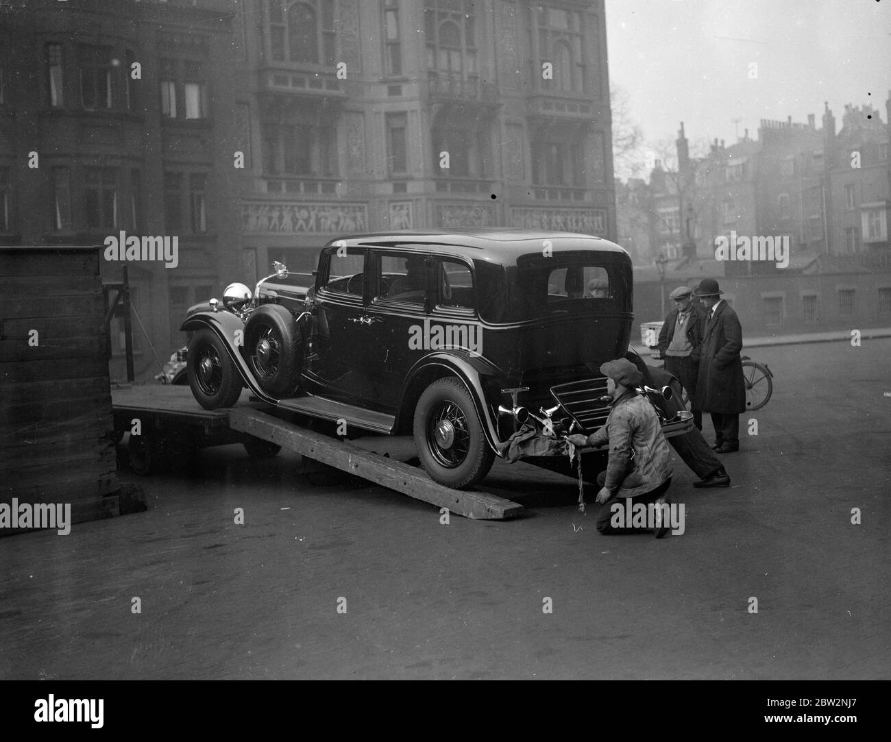 Lincoln est arrivé pour le Ford Motor Show . La Ford Motor Company organise une exposition de ses derniers modèles au Royal Albert Hall , Londres , comme avant-première à l'une des plus grandes poussées commerciales de ces dernières années . Le dernier modèle de la luxueuse voiture Lincoln arrivant à l'Albert Hall pour le spectacle . 18 février 1932 Banque D'Images