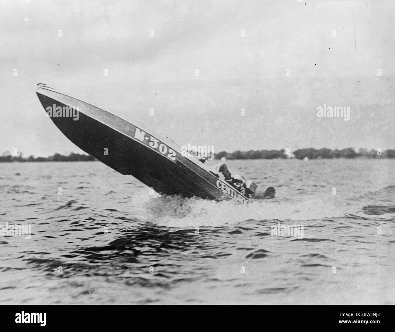 Skimming de la surface à quarante milles par heure . Photo d'action remarquable . Une photo d'action remarquable prise de M. Malco, le pape le coureur automobile américain qui écume la surface de l'eau à Miami Beech , Floride à plus de quarante milles à l'heure . 24 février 1932 30, 30, 30, 30, 30, 30, 30, 30, 30 Banque D'Images