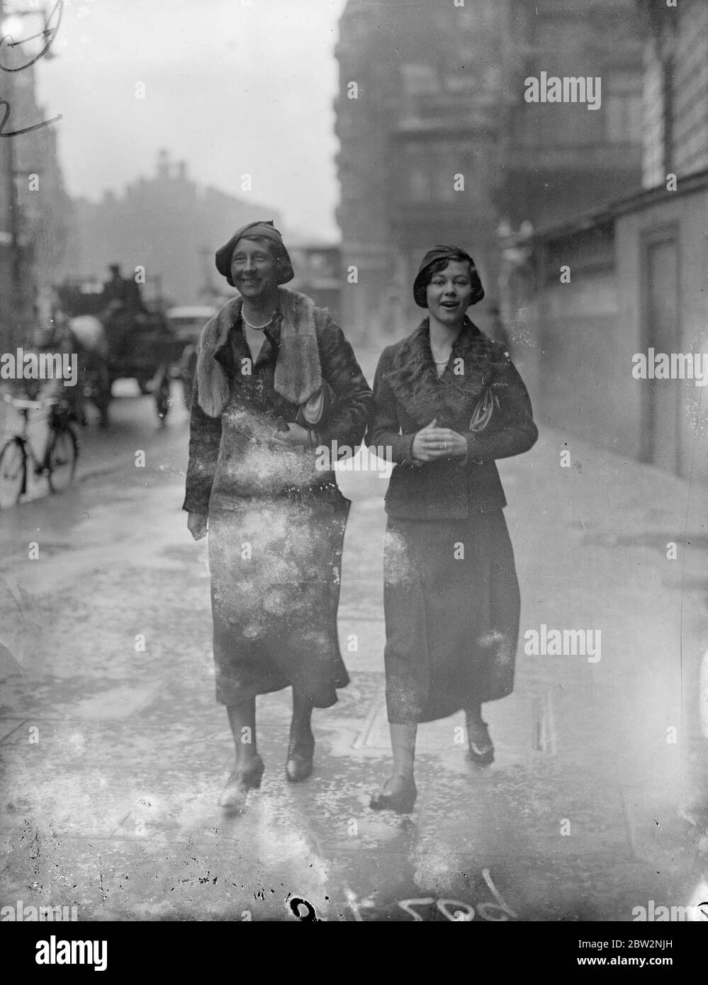 Grande fille de l'ex Kaiser à Londres - pour aller à l'école anglaise . La grande fille de 17 ans de l'ex Kaiser , la princesse Frederica , va aller à l'école en Angleterre , et vient d'arriver à Londres avec ses parents le duc et la duchesse de Brunswick et Luneburg . Le mois dernier, le duc et la duchesse ont visité l'école de North Foreland Lodge Broadescaliers , où leur fille assistera au début du mandat d'été . C'est la première visite des Princesses en Angleterre. Princesse Frederica avec sa mère marchant dans le West End de Londres. 24 avril 1934 Banque D'Images
