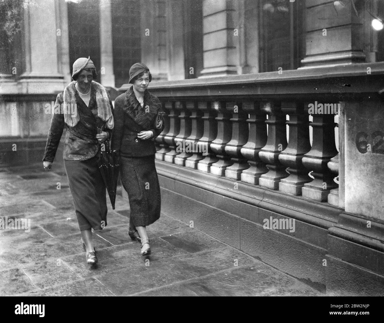 Grande fille de l'ex Kaiser à Londres - pour aller à l'école anglaise . La grande fille de 17 ans de l'ex Kaiser , la princesse Frederica , va aller à l'école en Angleterre , et vient d'arriver à Londres avec ses parents le duc et la duchesse de Brunswick et Luneburg . Le mois dernier, le duc et la duchesse ont visité l'école de North Foreland Lodge Broadescaliers , où leur fille assistera au début du mandat d'été . C'est la première visite des Princesses en Angleterre. Princesse Frederica avec sa mère marchant dans le West End de Londres. 24 avril 1934 Banque D'Images