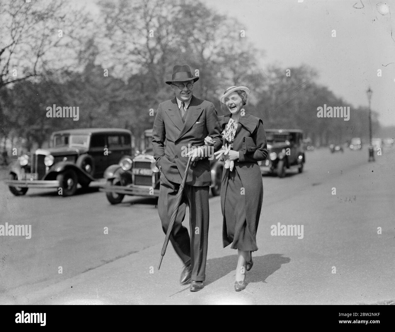 Basil Dean et jeune actrice mariée à Londres après mariage secret . Après être revenu à Londres de Dunmow , Essex , où ils étaient secrètement mariés , M. Basil Dean , le producteur théâtral , et Mlle Victoria Hopper , la jeune actrice , se sont promenés ensemble à Hyde Park . M. Basil Dean et Mlle Victoria Hopper photographiés pendant leur marche ensemble à Hyde Park . 14 mai 1934 Banque D'Images