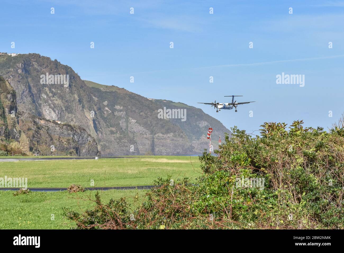 SATA propulseur avions s'approche de la mer et des terres à l'aéroport de Flores, Flores, Açores Banque D'Images