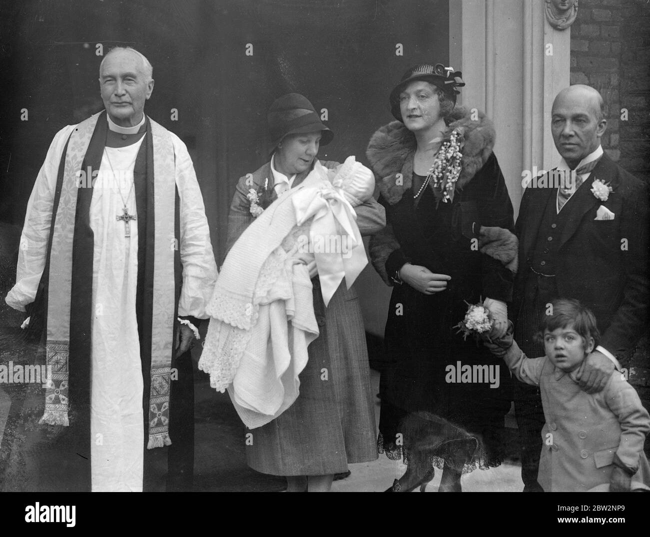 L'évêque de Londres officie au baptême du bébé du spécialiste de la gorge . L'évêque de Londres, le Dr Winnington Ingram , a officié au baptême de la fille de M. Cyril Horsford , le spécialiste de la gorge , qui s'est déroulé au Palais Fulham , Londres , la résidence de l'évêque . Sir Herbert Barker était parmi les parrains . Les parents avec le bébé et l'évêque de Londres après la cérémonie au Palais Fulham . Le bébé a été baptisé Pamela Ann . 15 février 1932 Banque D'Images