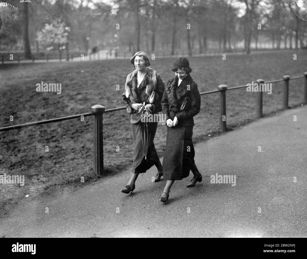 Grande fille de l'ex Kaiser à Londres - pour aller à l'école anglaise . La grande fille de 17 ans de l'ex Kaiser , la princesse Frederica , va aller à l'école en Angleterre , et vient d'arriver à Londres avec ses parents le duc et la duchesse de Brunswick et Luneburg . Le mois dernier, le duc et la duchesse ont visité l'école de North Foreland Lodge Broadescaliers , où leur fille assistera au début du mandat d'été . C'est la première visite des Princesses en Angleterre. Princesse Frederica avec sa mère marchant dans le West End de Londres. 24 avril 1934 Banque D'Images