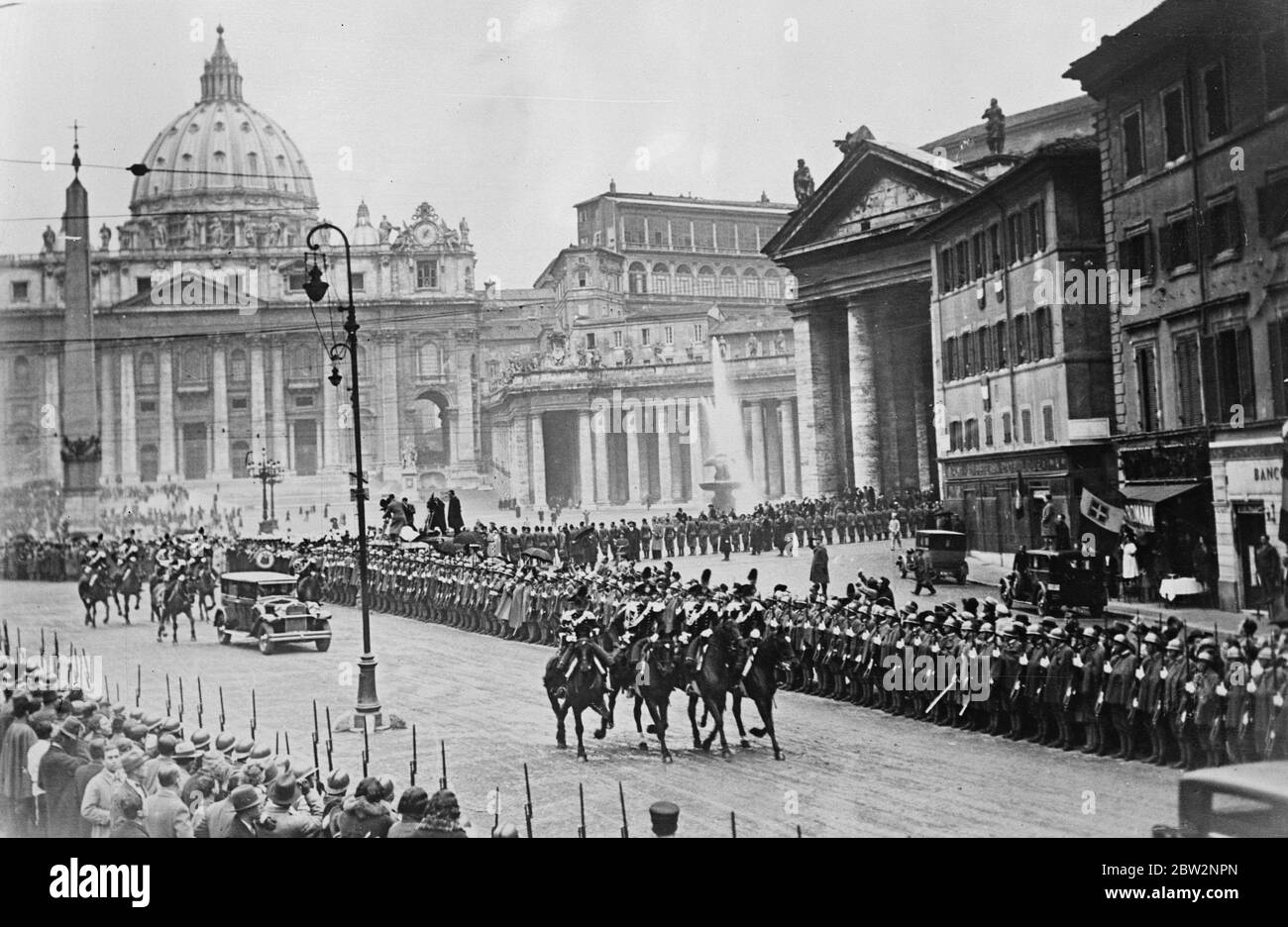 Missolini et le Pape se rencontrent pour la première fois . Avec toute la cérémonie majestueuse du Vatican , Signor Mussolini , le dictateur italien , et le Pape Ppuis XI , chef de l'Eglise catholique romane , se sont réunis pour la première fois pour s'asseoir sur le sceau du grand travail de rétablissement de la paix religieuse en Italie . La scène comme Signor Mussolini est arrivée dans l'Etat au Vatican pour sa visite au Pape . 13 février 1932 Banque D'Images
