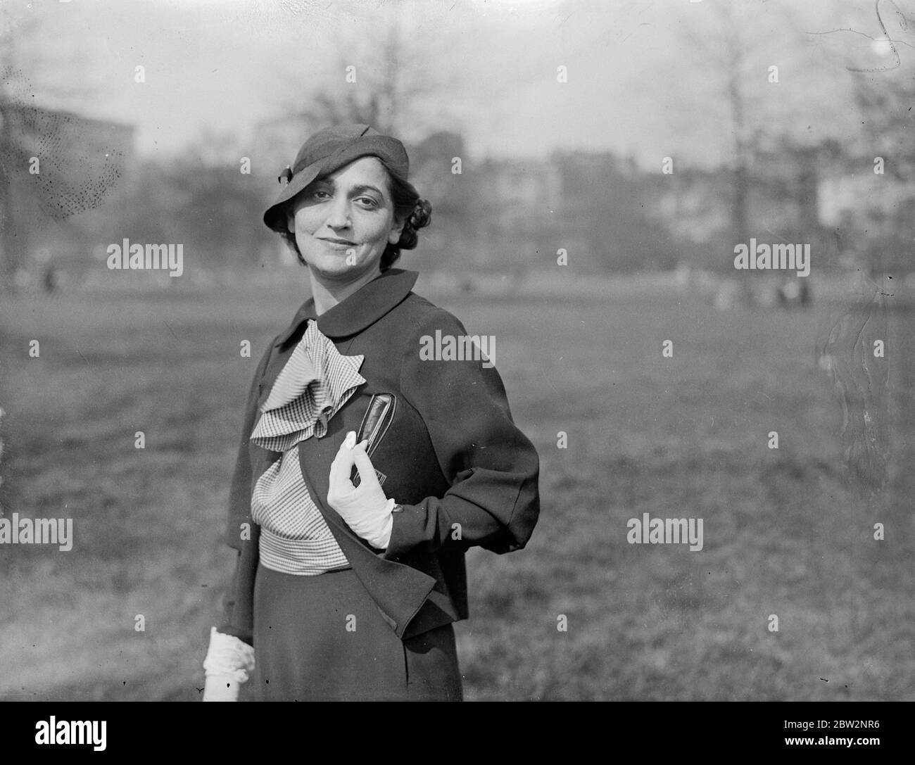 L'affaire revient secrètement à Londres . Mlle Fanny Holtzmann , l'avocate américaine , que Sir William Jowett a accusé d'utiliser le prince et la princesse Youssouppoff pour ses fins dans l'action contre la société Metro Goldwyn dans le récent cas de Raspoutine , est retournée secrètement à Londres . Mlle Holtzmann , a réservé le passage sous un nom supposé et vit tranquillement dans un hôtel de Londres. Mlle Fanny Holtzmann , dit être la femme avocate la plus riche du monde , marchant à Hyde Park . 15 avril 1934 Banque D'Images