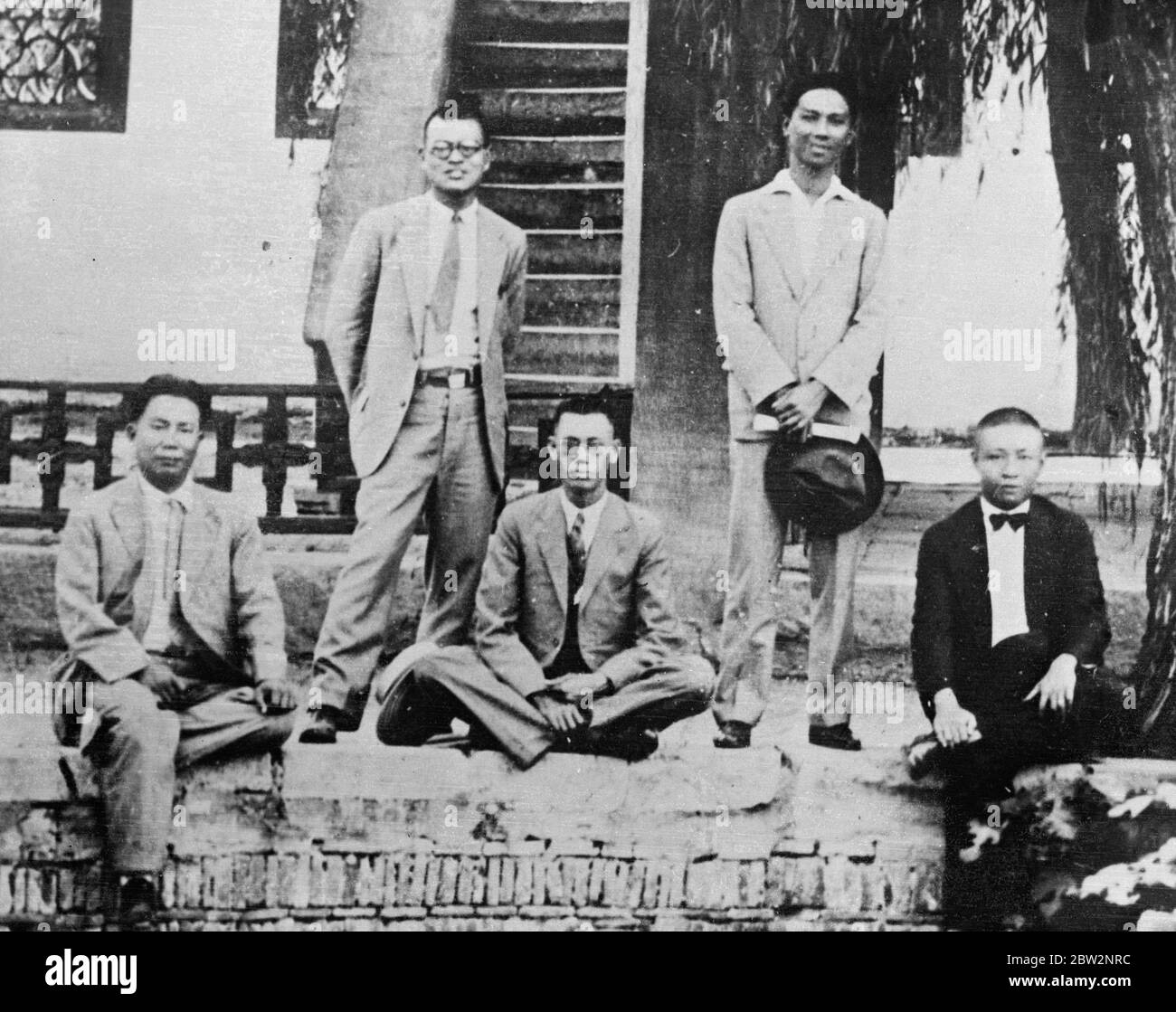 La direction de la défense chinoise à Shanghai . Le principal défenseur chinois à Shanghai avec son ami . La figure centrale en face est le général Tsai Ting Kai qui a gagné des éloges dans toute la chine pour son leadership des foyers résistants à l'invasion japonaise . L'homme en noir à droite est le général Yu Han Mo , commandant en chef du Premier corps d'armée de Canton , et à côté du général TSSA à gauche est le général Wen Hung en , qui vient de rentrer de France et qui prend ses fonctions dans le canton . Chan Leong Yau , qui a servi l'armée nationaliste comme chef de département de la politique, se trouve à droite Banque D'Images
