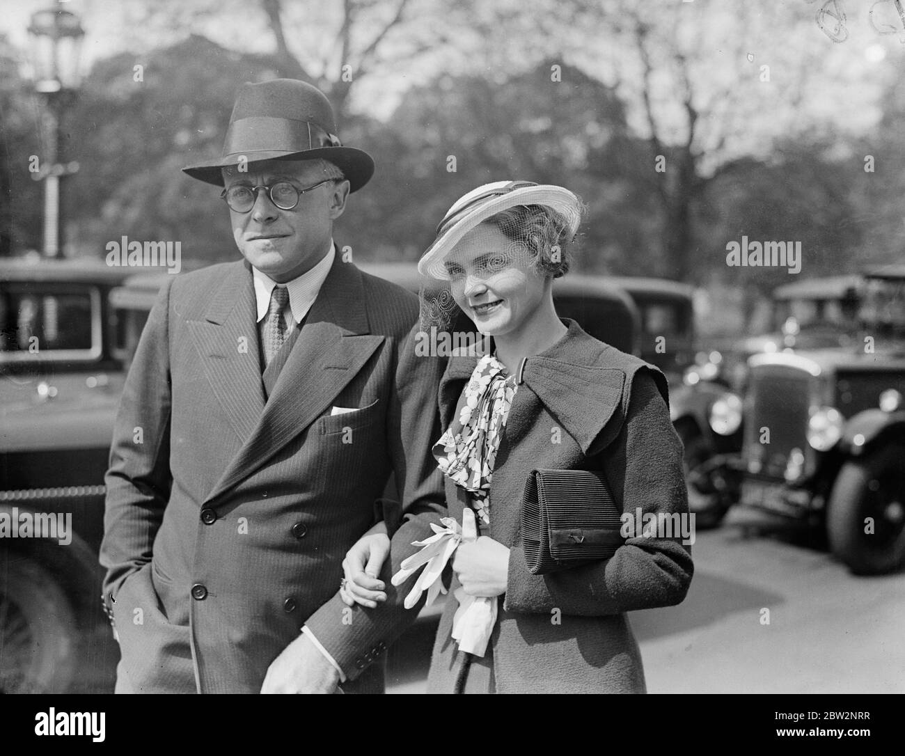 Basil Dean et jeune actrice mariée à Londres après mariage secret . Après être revenu à Londres de Dunmow , Essex , où ils étaient secrètement mariés , M. Basil Dean , le producteur théâtral , et Mlle Victoria Hopper , la jeune actrice , se sont promenés ensemble à Hyde Park . M. Basil Dean et Mlle Victoria Hopper photographiés pendant leur marche ensemble à Hyde Park . 14 mai 1934 Banque D'Images