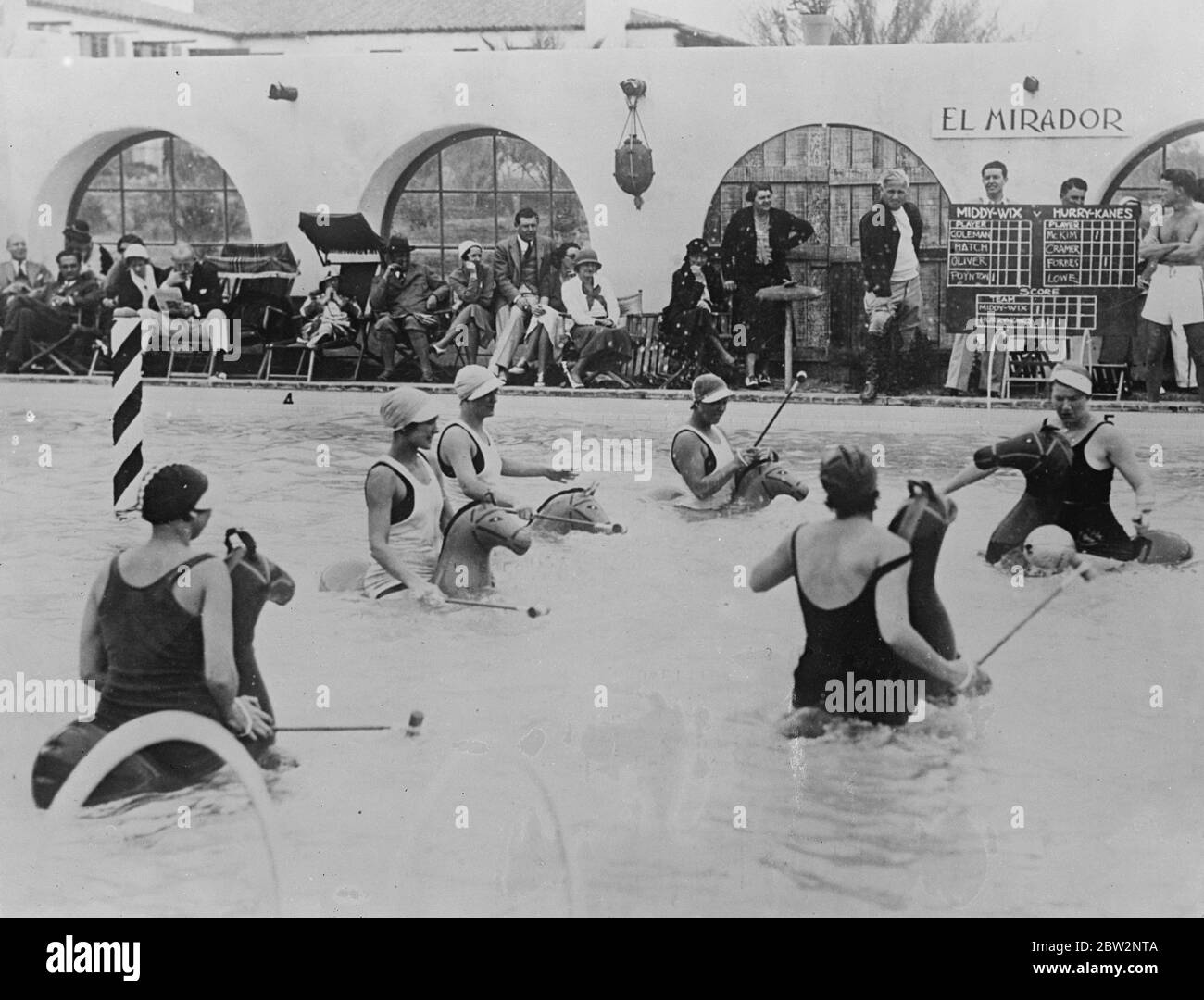 Water polo sur les chevaux en caoutchouc à Palm Spring californie . Water polo avec des chevaux en caoutchouc et des maillets de woodedn , est le dernier sport pour les femmes dans les stations balnéaires de Californie . le jeu provoque l'excitation équilibre constant étant nécessaire pour les concurrents de rester sur leurs chevaux flottants . Un jeu de water-polo en cours à la piscine El Mirador Springs , Palm Springs , Californie . 24 février 1932 30, 30, 30, 30, 30, 30, 30, 30, 30 Banque D'Images