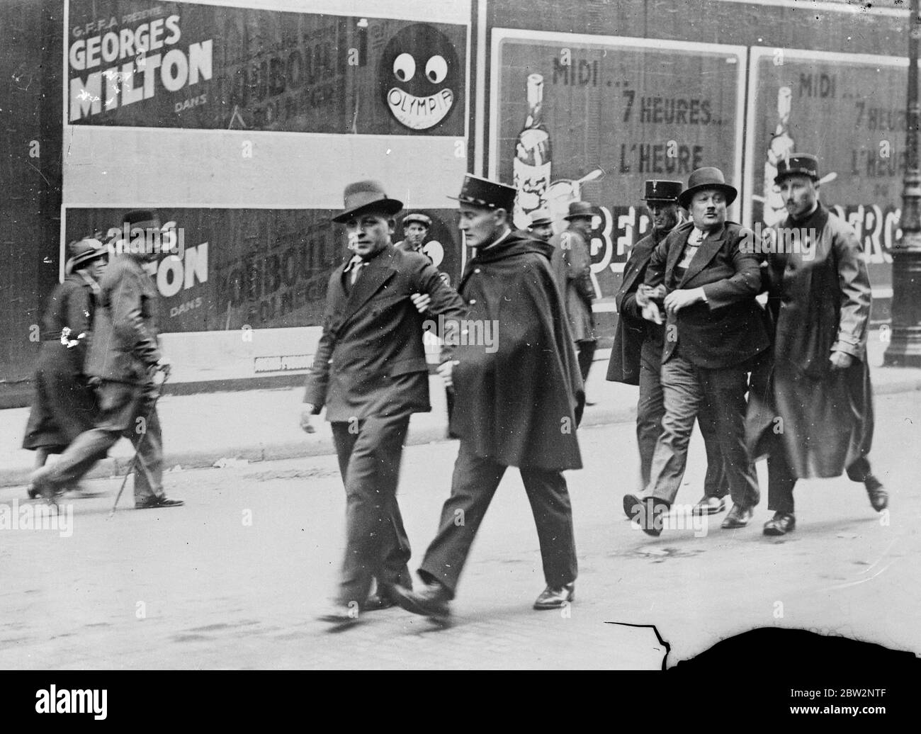 1,100 arrestations à Paris émeutes de rue . Près de 1,100 arrestations ont eu lieu à Paris la nuit dernière, lors d'une réunion de socialistes et communistes protestant contre les réductions de salaires. La manifestation a été interdite par le gouvernement . Le pire combat a eu lieu dans le quartier de la mairie . Arrêter un des manifestants . 21 avril 1934 Banque D'Images