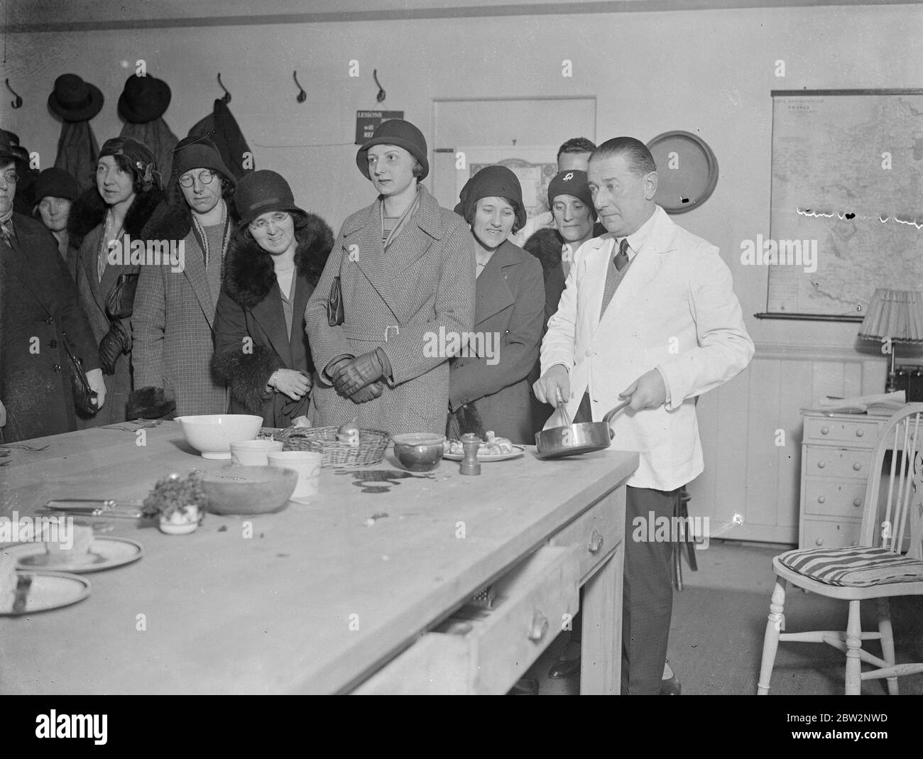 Le chef célèbre explique des recettes à des hôtesses de la société . M. M X M Boulestin , le célèbre chef dont la littérature de cuisine est bien connue de tous les cuisiniers , donne une série de dix cours et cours de cuisine à des hôtesses de la société Fortnum et Nasons à Piccadilly , Londres . Ses auditoires sont représentatifs de toutes les classes de la société, y compris de nombreuses hôtesses , et des hôtes épicureens . M Boulestin en démonstration à sa première classe de cuisine , à Londres . 16 février 1932 Banque D'Images