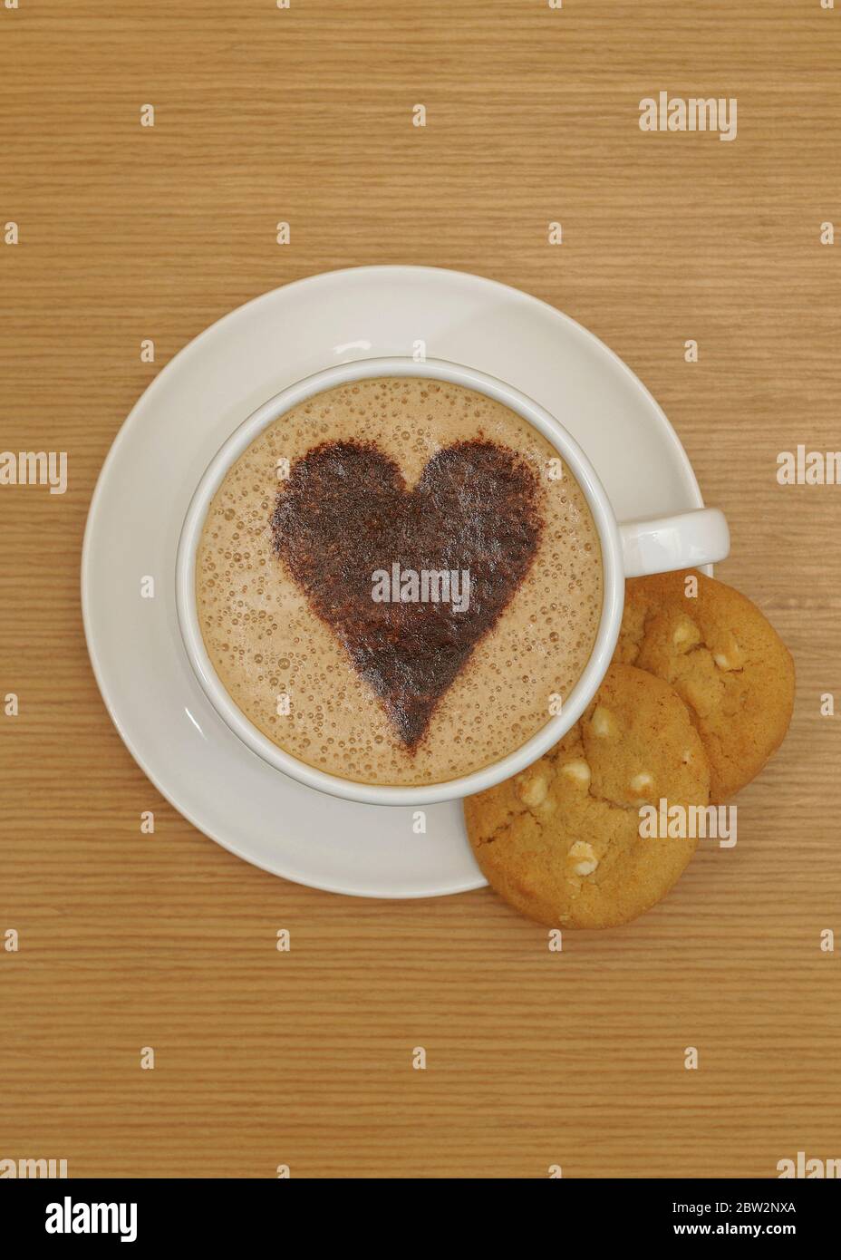 Plat de dessus de la pose d'une tasse de café et de biscuits Banque D'Images