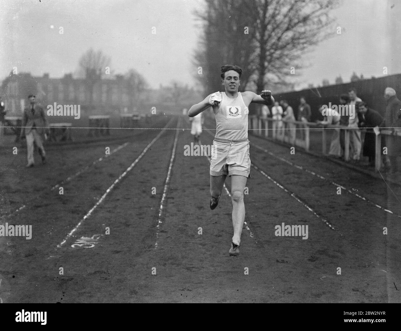 Gagner le mile dans les finales de Cambridge . Fitzwilliam House et Magdalene se sont rencontrés en finale des concours inter-universitaires de l'Université de Cambridge . C Whitehead gagnant le mile dans le style fin . 15 février 1932 Banque D'Images