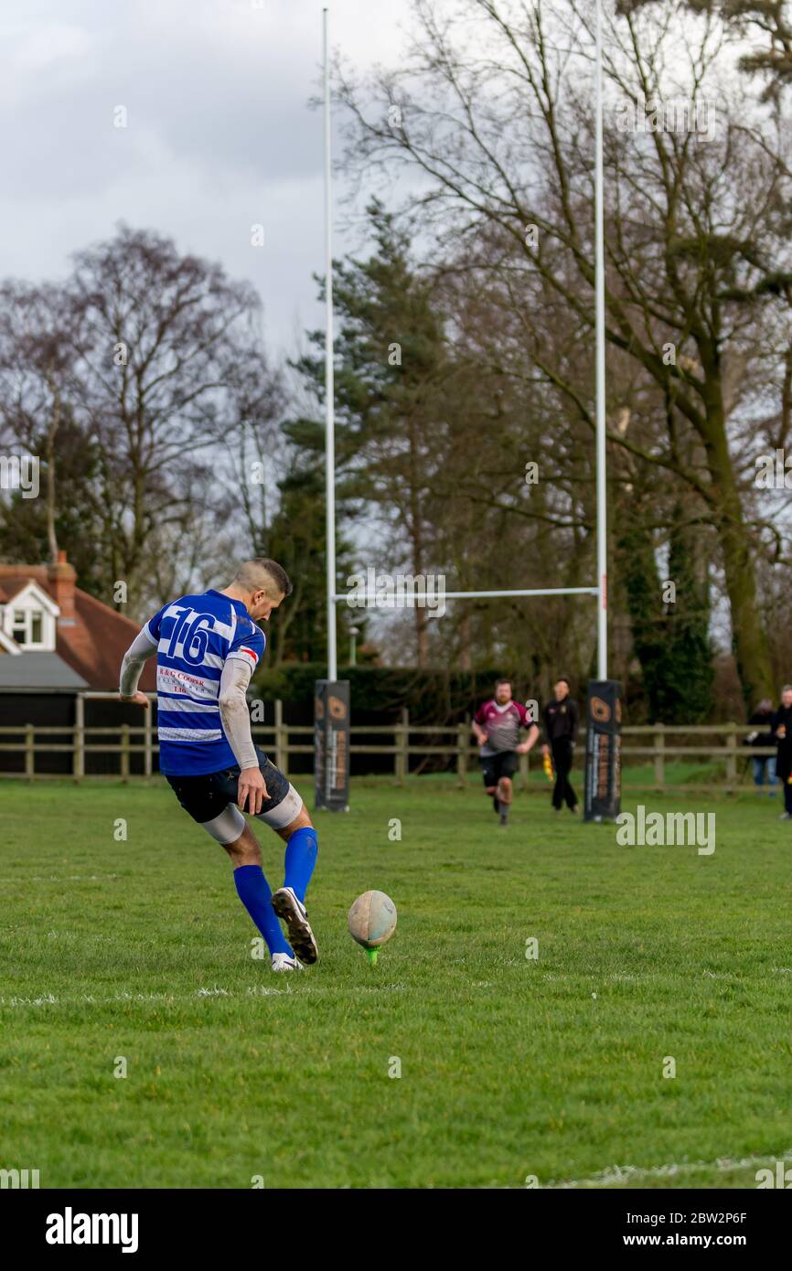 Fly Half prend le coup de pied de conversion après que leur équipe a un essai. Match de rugby de l'est des comtés à Lowestoft Banque D'Images