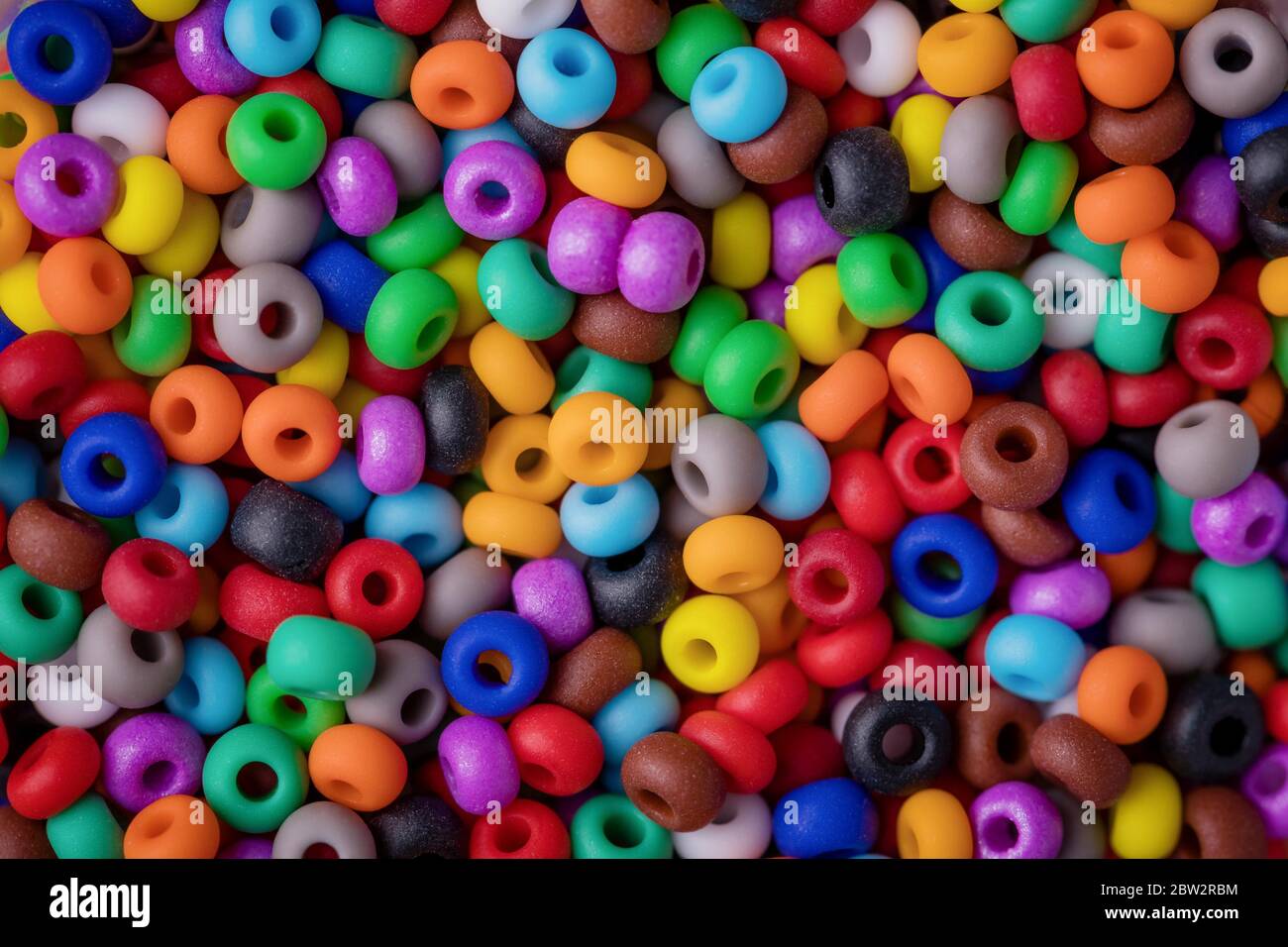 Arrière-plan de texture des perles. Petites perles rondes colorées, photo  plein format Photo Stock - Alamy
