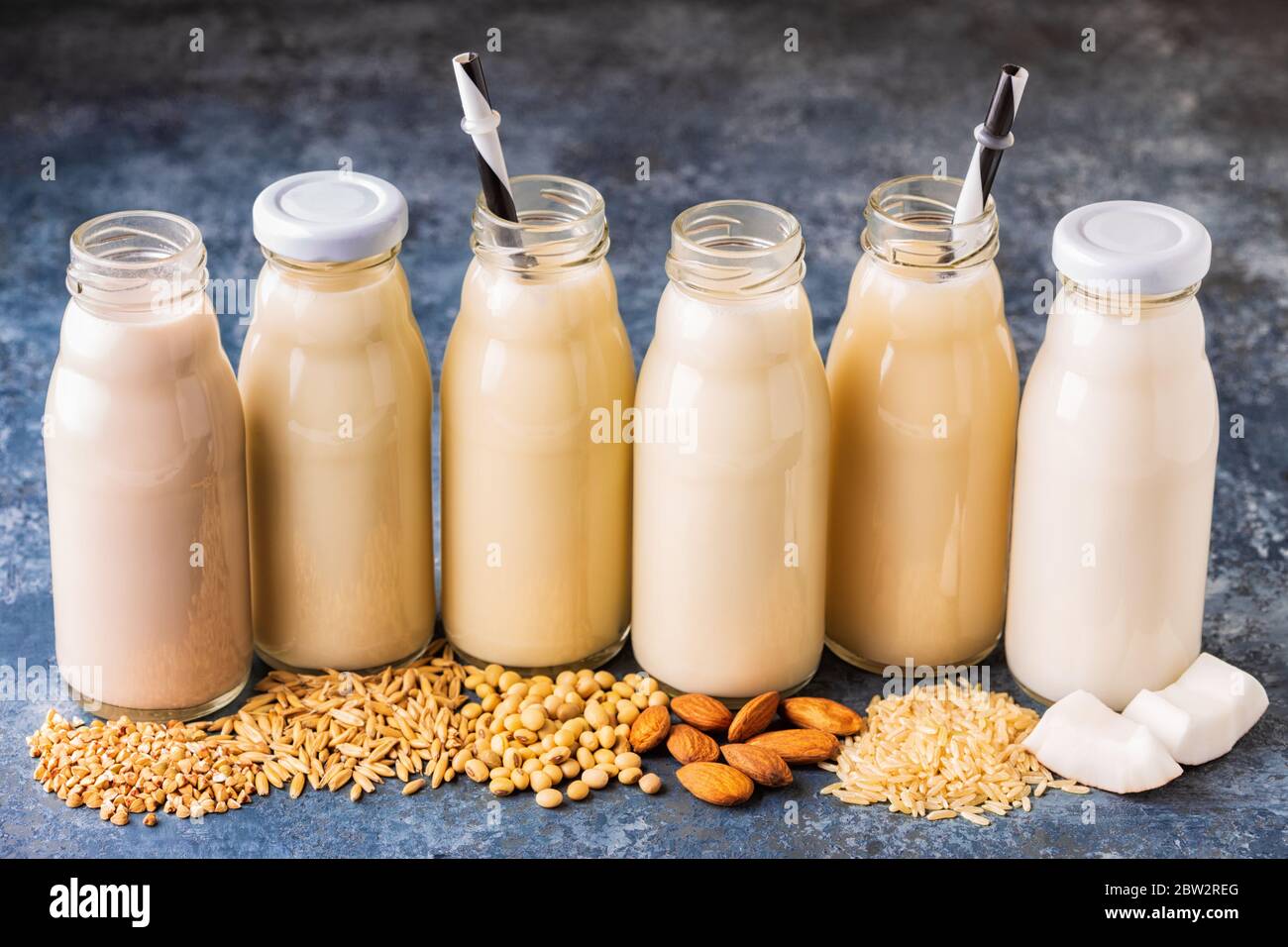 Une bouteilles de lait de substitution et d'ingrédients pour la cuisine. Banque D'Images