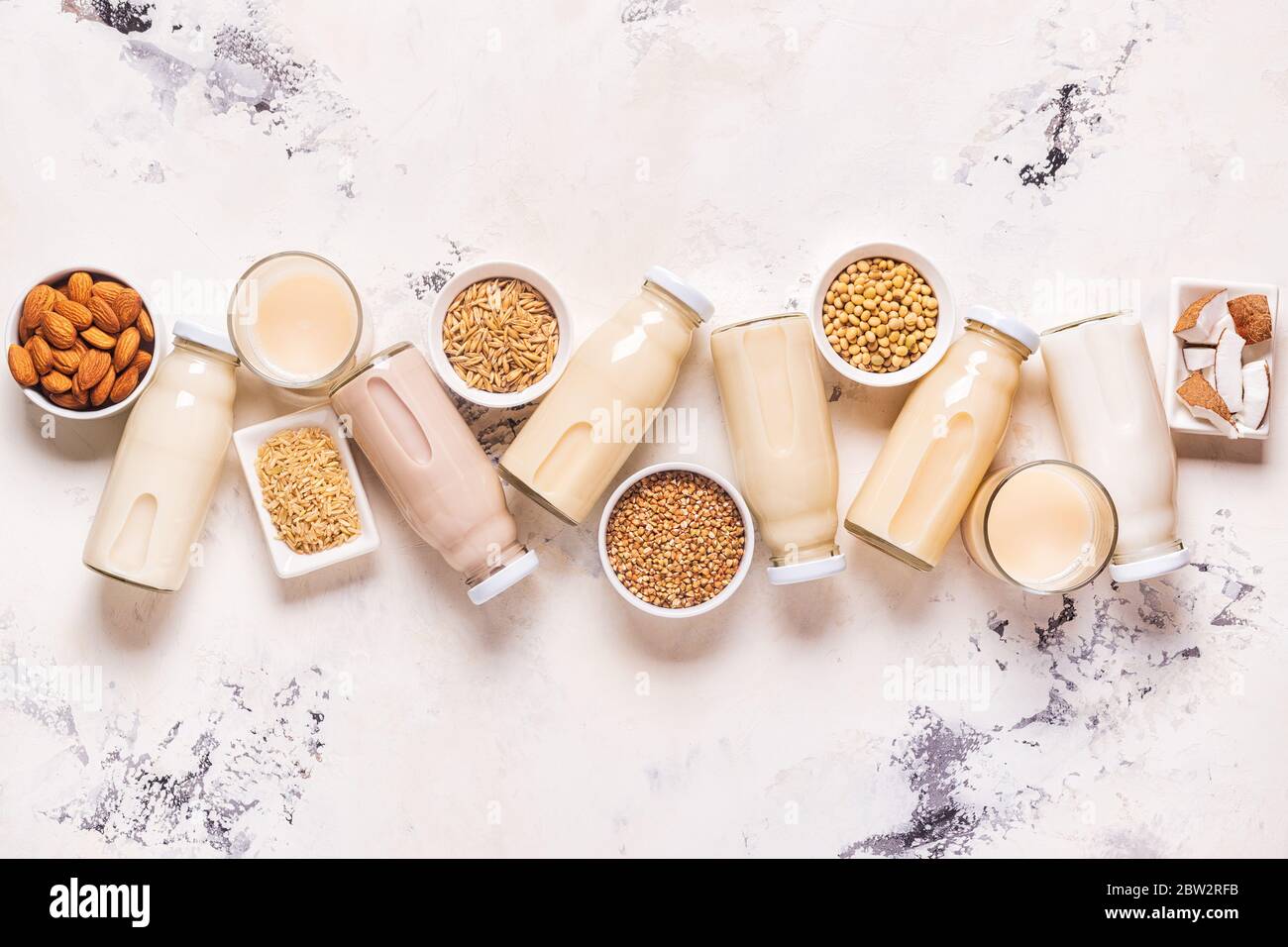 Une bouteille de lait et d'ingrédients alternatifs, vue de dessus. Banque D'Images