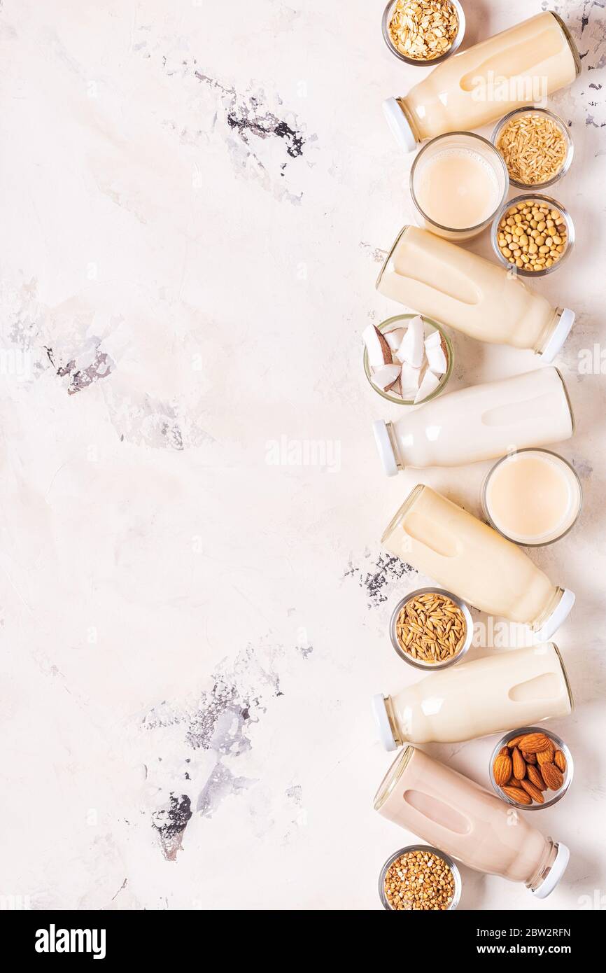 Une bouteille de lait et d'ingrédients alternatifs, vue de dessus. Banque D'Images