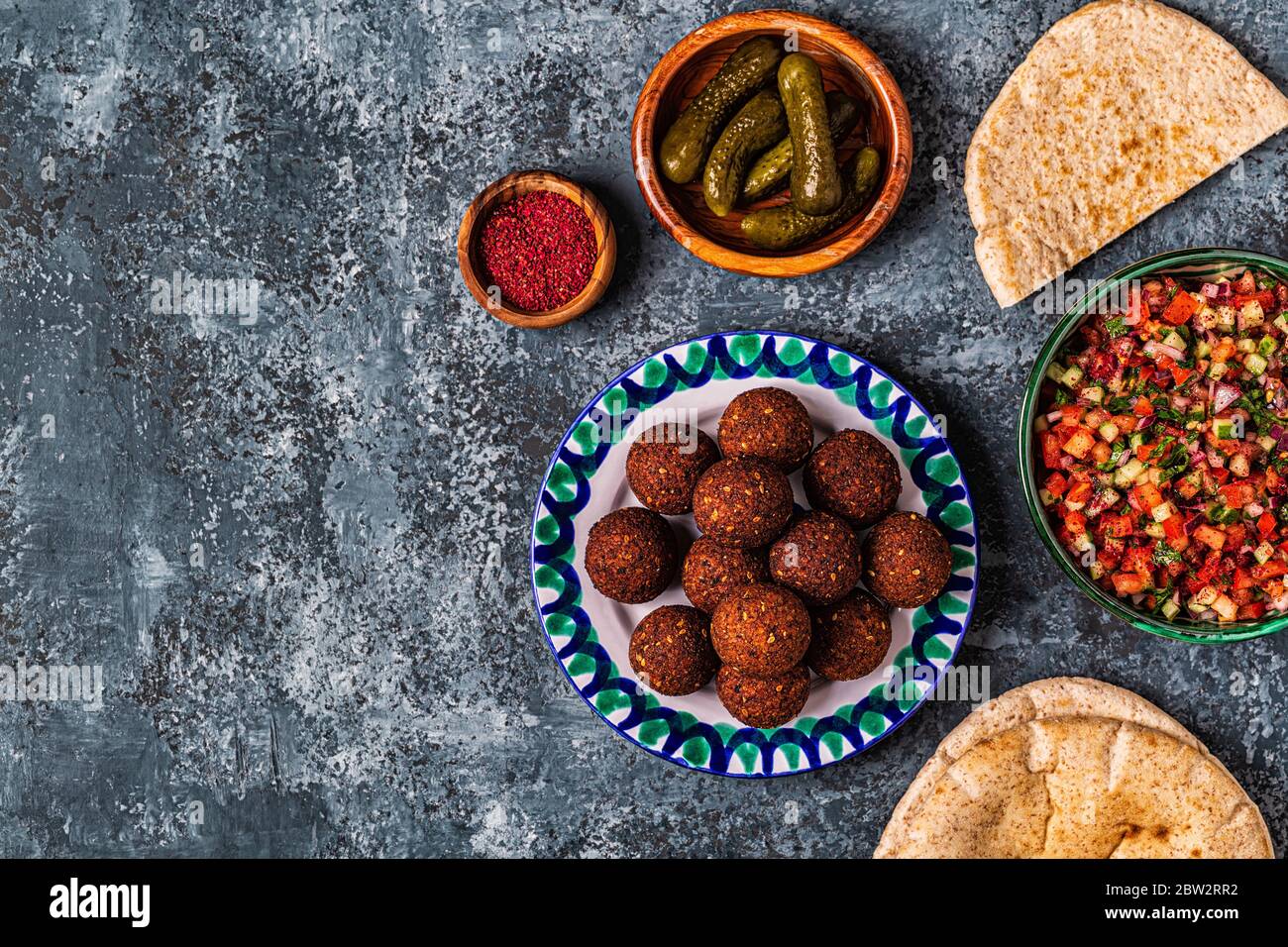 Le Falafel est un plat traditionnel de cuisine israélienne et du  Moyen-Orient, avec vue sur le dessus Photo Stock - Alamy
