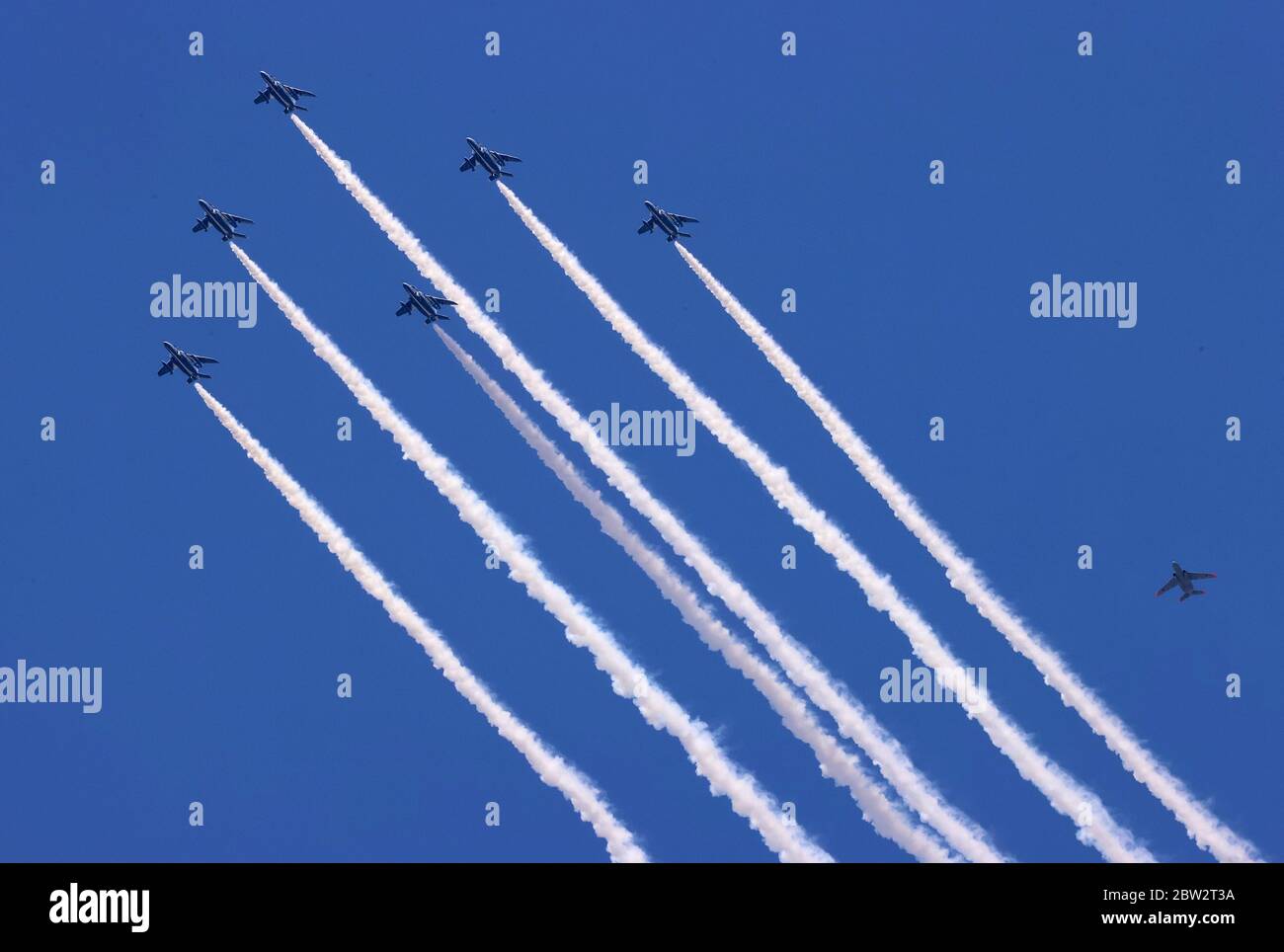 Tokyo, Japon. 29 mai 2020. L'équipe de démonstration acrobatique de la Force aérienne japonaise d'autodéfense, « Blue Impulse », survole la plus grande tour du Japon, Tokyo Skytree, pour remercier les travailleurs médicaux à Tokyo, le vendredi 29 mai 2020. Les grands hôpitaux de l'hôpital métropolitain de Tokyo Bokutoh et de l'hôpital général d'Eiju se trouvent près du Skytree qui avait de grandes grappes pour les infections du nouveau coronavirus. Crédit: Yoshio Tsunoda/AFLO/Alay Live News Banque D'Images