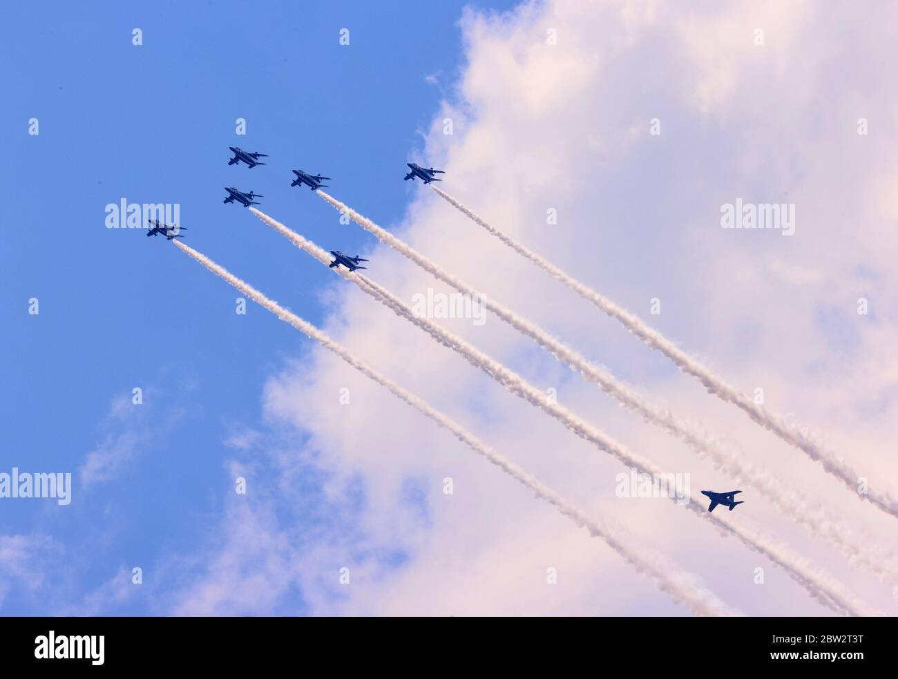 Tokyo, Japon. 29 mai 2020. L'équipe de démonstration acrobatique de la Force aérienne japonaise d'autodéfense, « Blue Impulse », survole la plus grande tour du Japon, Tokyo Skytree, pour remercier les travailleurs médicaux à Tokyo, le vendredi 29 mai 2020. Les grands hôpitaux de l'hôpital métropolitain de Tokyo Bokutoh et de l'hôpital général d'Eiju se trouvent près du Skytree qui avait de grandes grappes pour les infections du nouveau coronavirus. Crédit: Yoshio Tsunoda/AFLO/Alay Live News Banque D'Images