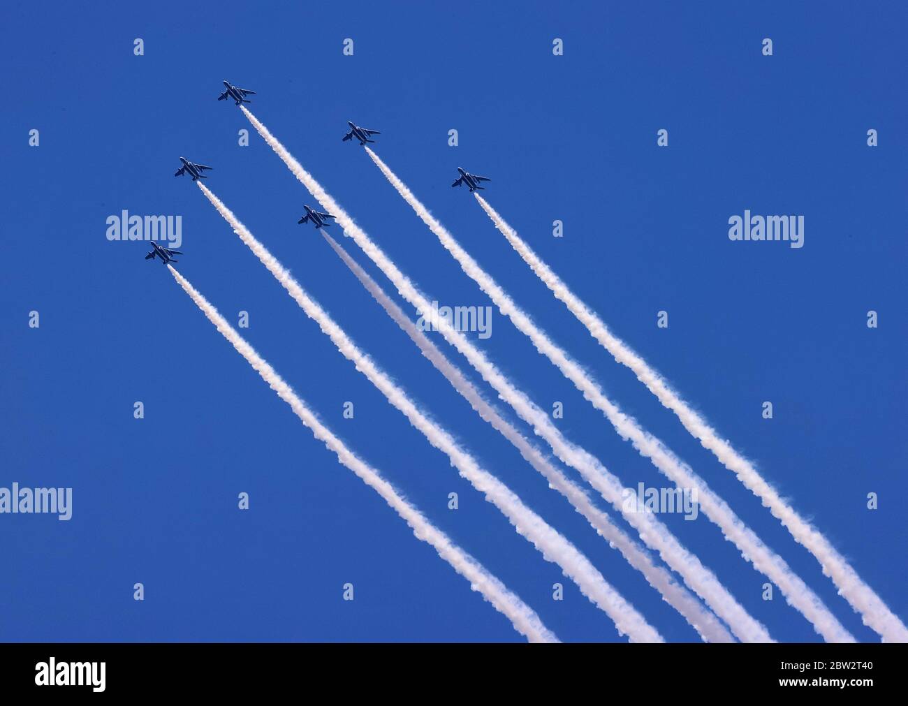 Tokyo, Japon. 29 mai 2020. L'équipe de démonstration acrobatique de la Force aérienne japonaise d'autodéfense, « Blue Impulse », survole la plus grande tour du Japon, Tokyo Skytree, pour remercier les travailleurs médicaux à Tokyo, le vendredi 29 mai 2020. Les grands hôpitaux de l'hôpital métropolitain de Tokyo Bokutoh et de l'hôpital général d'Eiju se trouvent près du Skytree qui avait de grandes grappes pour les infections du nouveau coronavirus. Crédit: Yoshio Tsunoda/AFLO/Alay Live News Banque D'Images