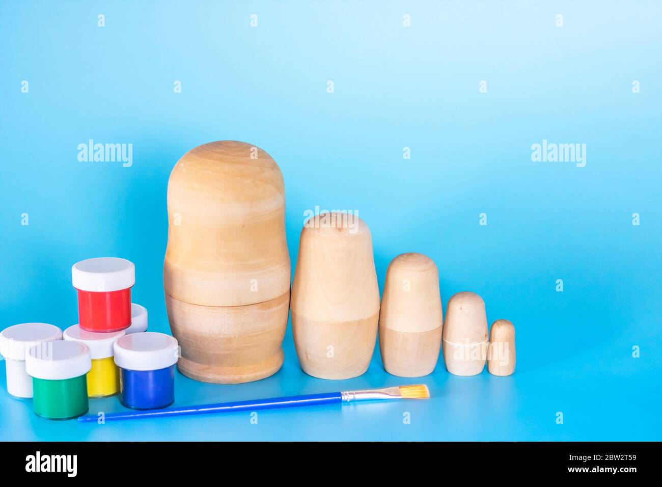 Blanc de bouleau en bois de poupées russes pour la nidification à colorier. Art populaire artisanat pour enfants Banque D'Images