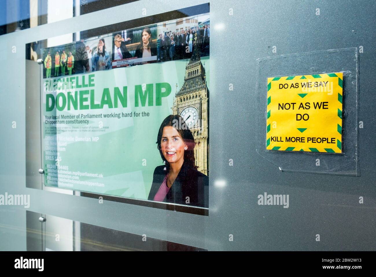 Chippenham, Wiltshire, Royaume-Uni, 29 mai 2020. Alors que Boris Johnson est confronté à une colère croissante à propos de Dominic Cummings, un autocollant anti tory est représenté sur la fenêtre du bureau de circonscription de Michelle Donelan, le député conservateur de la circonscription de Chippenham. Credit: Lynchpics/Alay Live News Banque D'Images