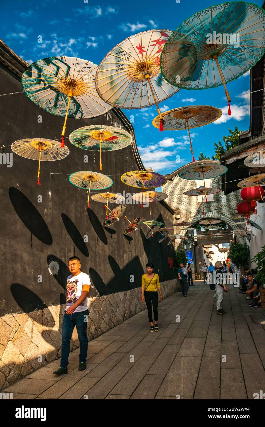 Parapluies de papier-huile au-dessus d'une voie dans les trois voies sept ruelles de la vieille ville, Fuzhou. Banque D'Images