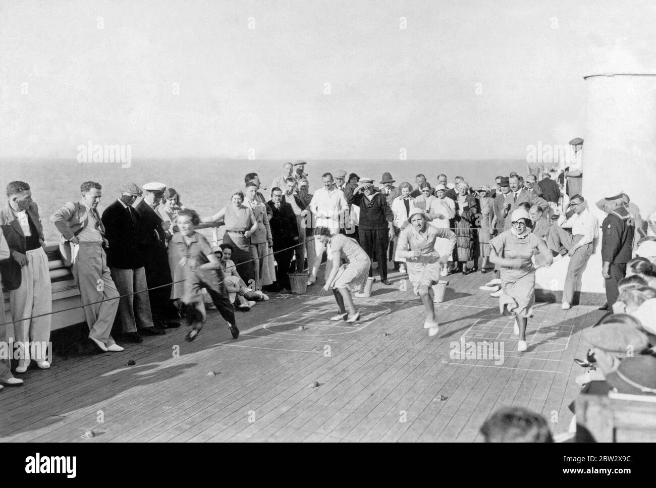 Jeux de plate-forme à bord d'un paquebot dans les années 1930. Ici, un concours de course impliquant des passagers féminins attire un public important. Banque D'Images Jeux de plate-forme à bord d'un paquebot dans les années 1930. Ici, un concours de course impliquant des passagers féminins attire un public important. Banque D'Images