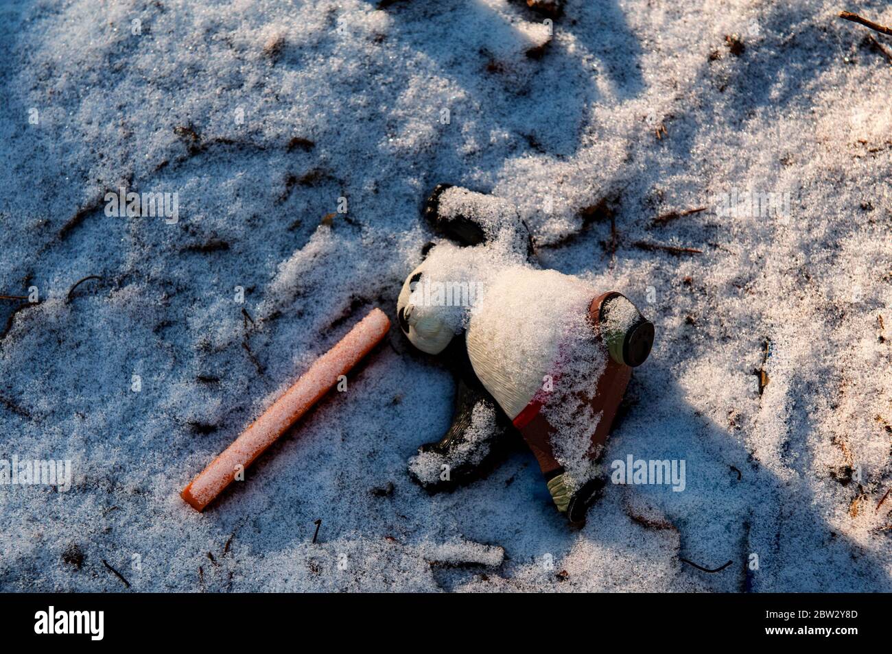 Le jouet abandonné ou perdu est sur la neige. Concept de solitude, dépression et mort Banque D'Images