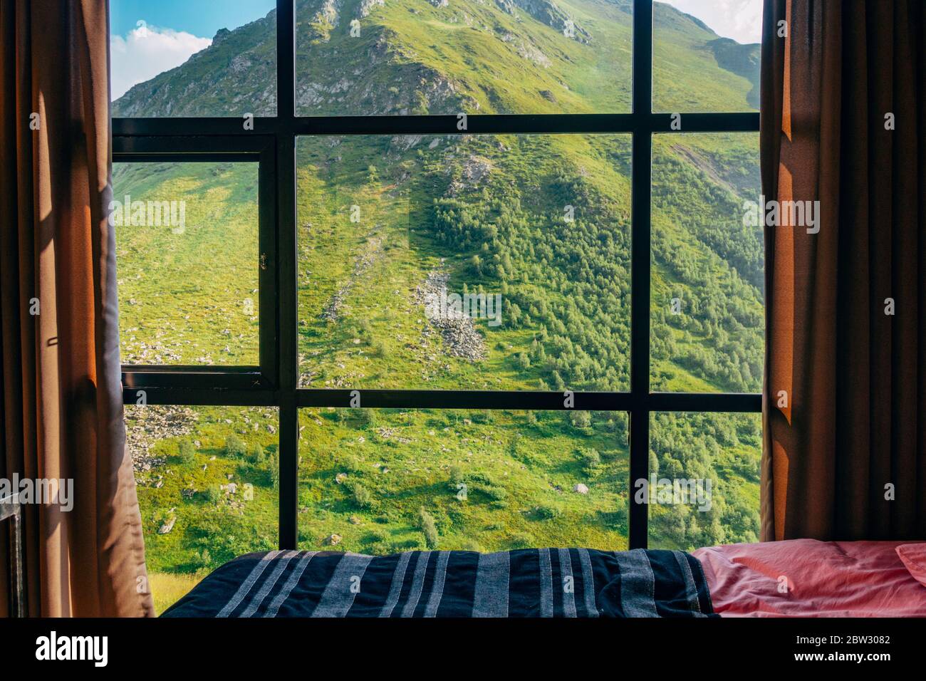 La vue par la fenêtre d'une cabine sur la montagne de Chaukhi, Géorgie Banque D'Images