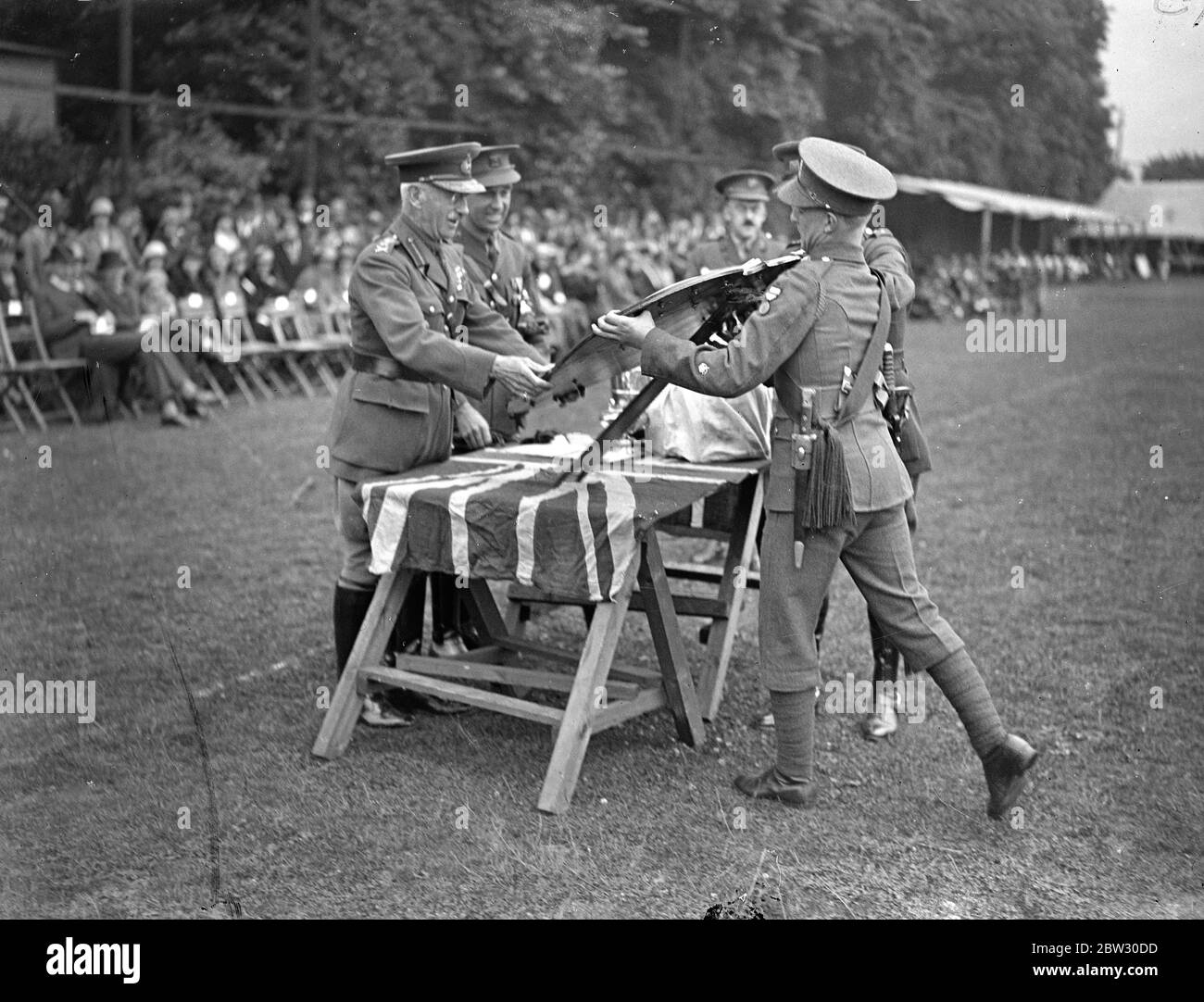 Le général Sir William Thwaites inspecte le Collège de formation des officiers à l'école Battersea Grammer Prizeging . Le général Sir William Thwaites Directeur général de l'Armée territoriale , a inspecté le corps d'instruction des officiers de l'école Battersea Grammers , sur leur terrain de sport à Wandsworth . Le général Sir William Thwaites , présente le Bouclier de la dent Lucas pour l'entraînement physique au sergent-major de compagnie Wales of B Compnay . 18 juillet 1932 Banque D'Images