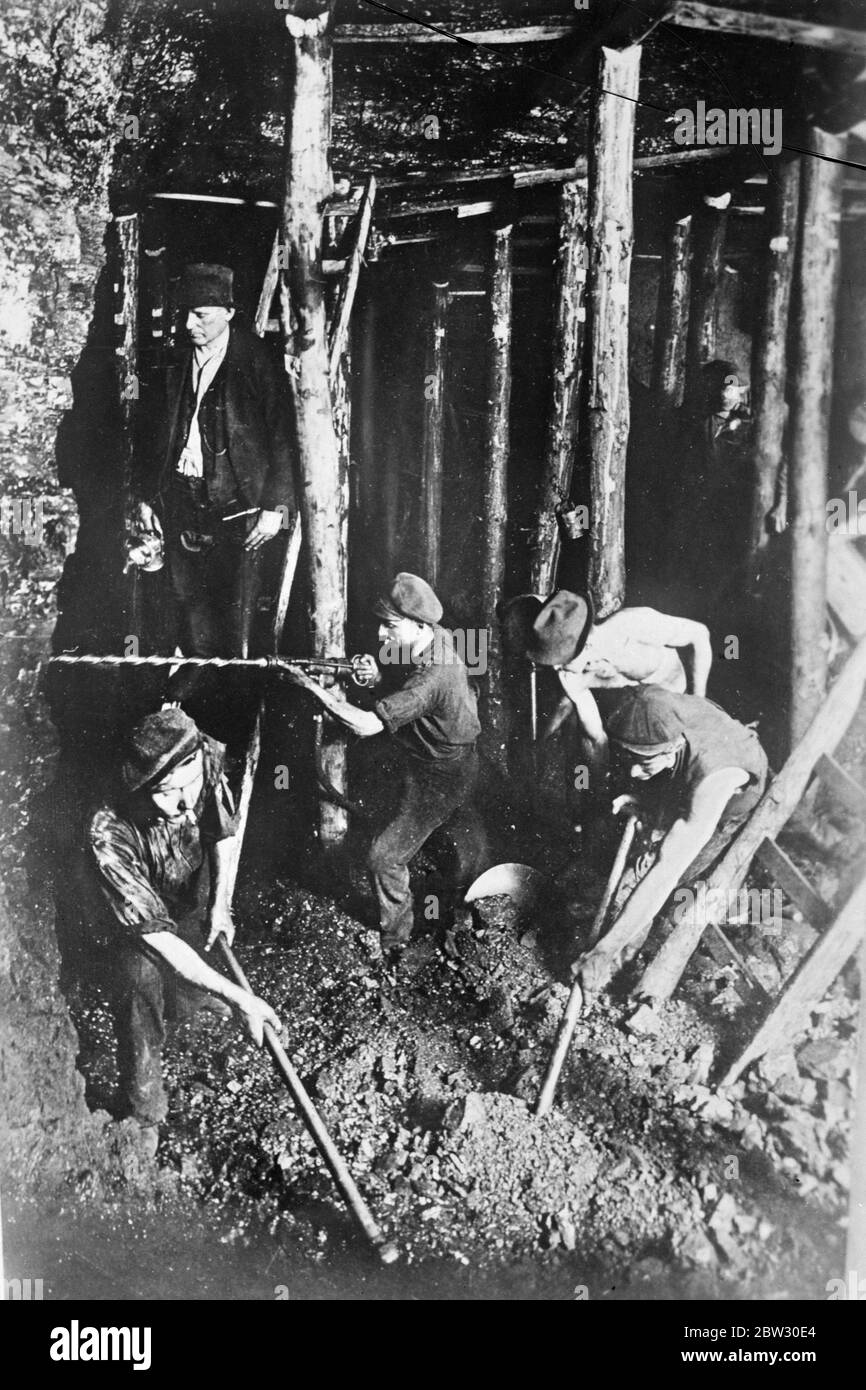 Sauvetage dans une mine en Allemagne après une explosion . 1932 Banque D'Images Sauvetage dans une mine en Allemagne après une explosion . 1932 Banque D'Images