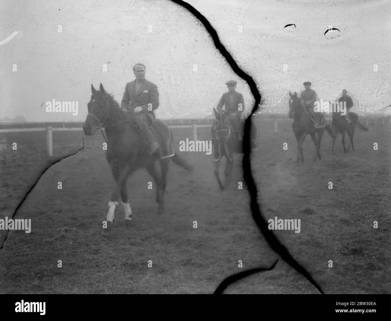 Nouvel entraîneur d'Epsom commence le travail pour les grandes courses . Le Jockey Club vient d'accorder une licence de train à M. Arthur S Boxall , un agent immobilier bien connu du Nord de Londres, qui vit à Epsom et possède des chevaux depuis plusieurs années . M. Boxall effectue son travail de formation très tôt le matin et a quelques candidats probables en préparation pour les grandes courses cet été , y compris sprint , qui est engagé dans la ville et la banlieue . M. Arthur Boxall sur Sprint , dirigeant son cordeau en début de matinée sur Epsom Downs , Surrey . 5 avril 1932 Banque D'Images Nouvel entraîneur d'Epsom commence le travail pour les grandes courses . Le Jockey Club vient d'accorder une licence de train à M. Arthur S Boxall , un agent immobilier bien connu du Nord de Londres, qui vit à Epsom et possède des chevaux depuis plusieurs années . M. Boxall effectue son travail de formation très tôt le matin et a quelques candidats probables en préparation pour les grandes courses cet été , y compris sprint , qui est engagé dans la ville et la banlieue . M. Arthur Boxall sur Sprint , dirigeant son cordeau en début de matinée sur Epsom Downs , Surrey . 5 avril 1932 Banque D'Images