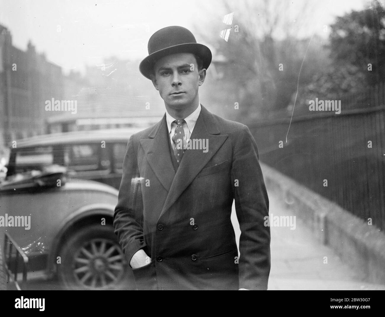 Le fils de Sir Patrick Hasting fait ses débuts dans la carrière juridique en procès de millions de livres. M. Nicholas Hastings , fils de Sir Patrick Hastings , KC , a fait ses débuts dans la profession juridique , lorsqu'il a participé à l'une des plus grandes poursuites judiciaires qui ont été entendues à Londres pendant un certain temps , impliquant un million de livres , Dans lequel le ' Combined Pulp Mills Ltd , intente une action contre M. A M Oppenheimer , et d'autres devant le juge MacKinnon . M. Nicholas Hastings qui aide dans l'affaire . 18 avril 1932 . Banque D'Images