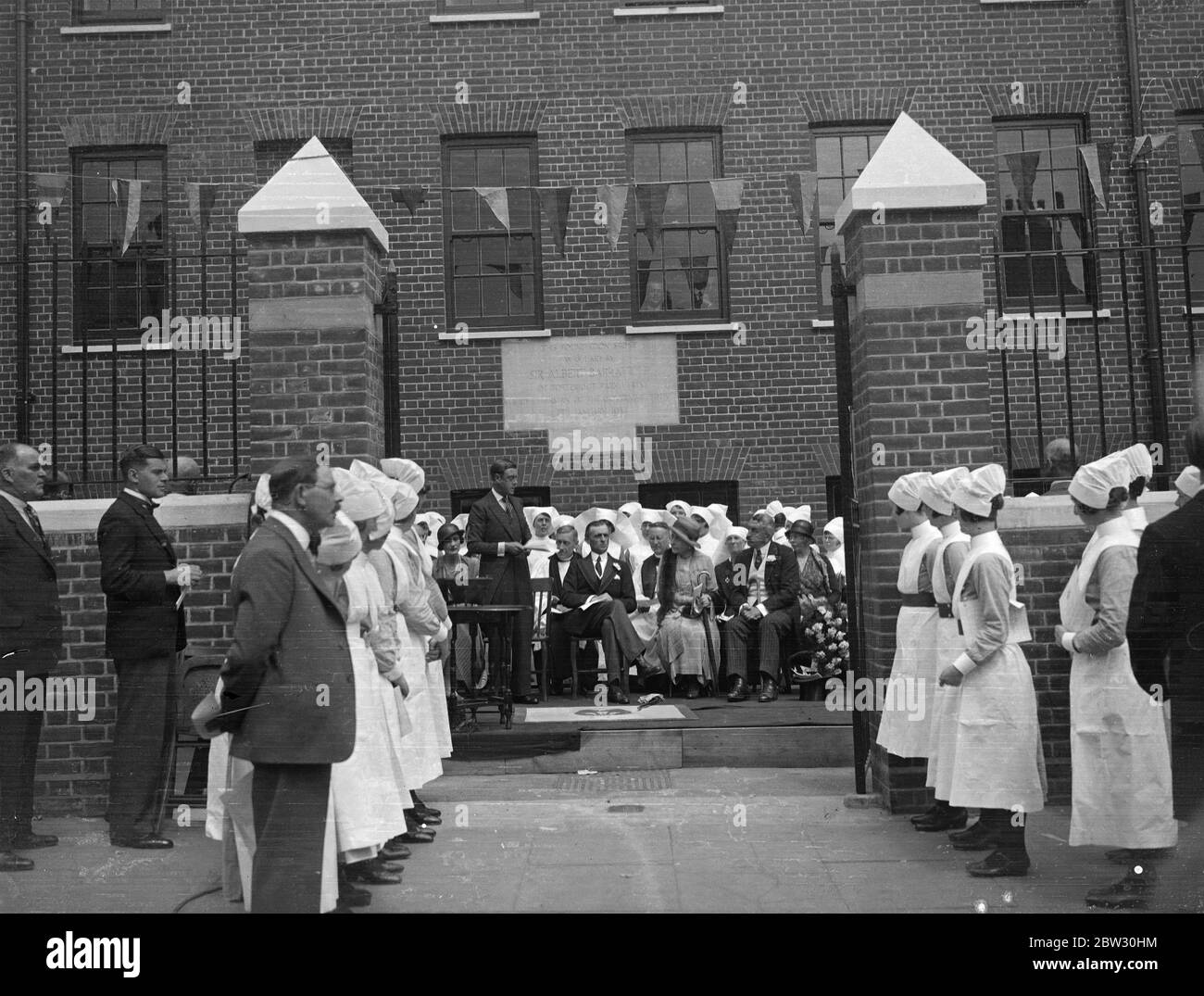 Prince de Galles à Tottenham . Le Prince de Galles a effectué une visite à Tottenham pour ouvrir le nouveau Casualty and Out patient , département de l' Hôpital général du Prince de Galles . Il a ensuite reçu des bourses pour le coût du bâtiment . Le Prince de Galles déclarant les nouveaux bâtiments ouverts lors de la cérémonie . 21 juillet 1932 Banque D'Images