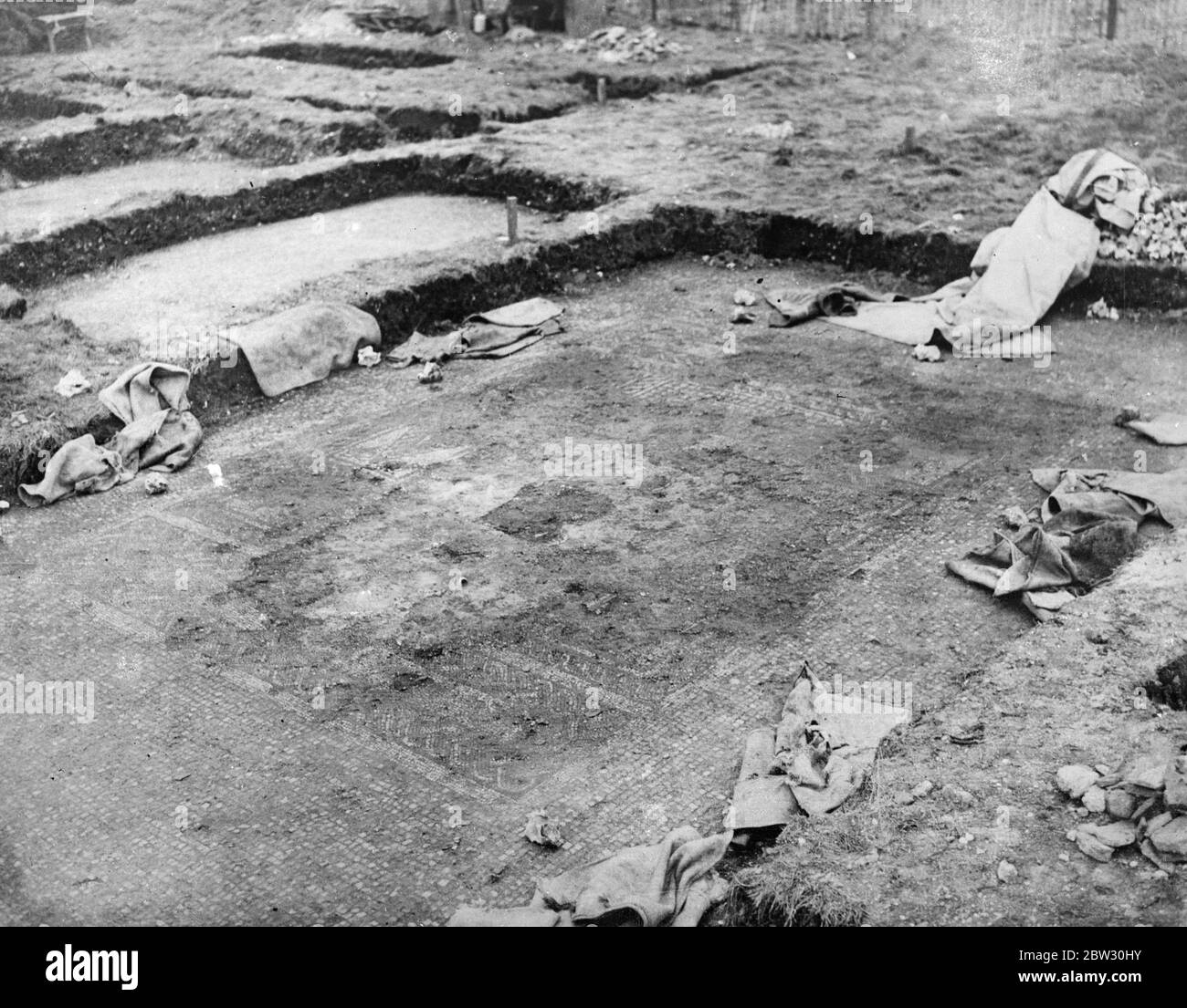 Vestiges romains remarquables découverts dans le Buckinghamshire . Un village romain du premier siècle a été découvert à Great Penn Mead , Buckinghamshire . Sous la supervision de M. F Colmer , historien et archéologue bien connu , les murs de fondation d'une grande villa romaine , les trottoirs à facettes et autres trésors ont été découverts . En 1642, la bataille de Wycombe Rye a été menée sur le terrain qui couvre la colonie romaine . la terre est la propriété de Lord Carrington . Une chambre typique d'hypocalt ou de chauffage d'une villa romaine en parfaite préservation , mise à la terre sur le site . 25 avril 193 Banque D'Images