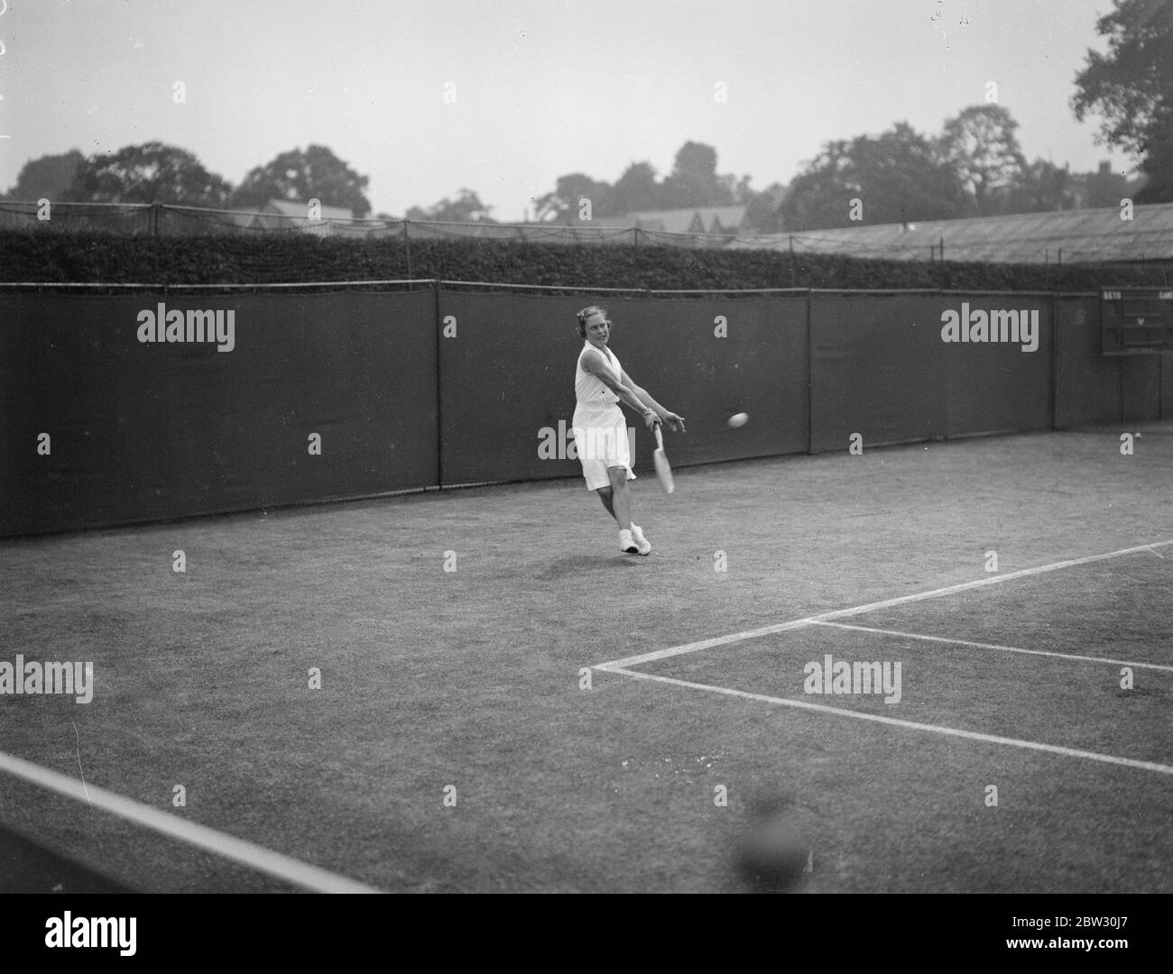 Mlle Heeley en forme à Wimbledon . Mlle Mary Heeley en action fine lors de son match contre Mme L R C , Michell dans les matchs internationaux de tennis sur gazon à Wimbledon . 23 juin 1932 Banque D'Images
