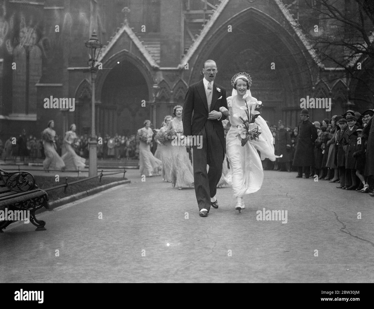 Le neveu de Lord Derby plère la nièce du duc de Roxburgh à St Margarets , Westminster . Le mariage de Miss Ann Collins , nièce du duc de Roxburgh à M. Frederick Stanley , neveu de Lord Derby , a eu lieu à l'église St Margarets , Westminster , Londres . La mariée et le marié après la cérémonie . 6 avril 1932 Banque D'Images