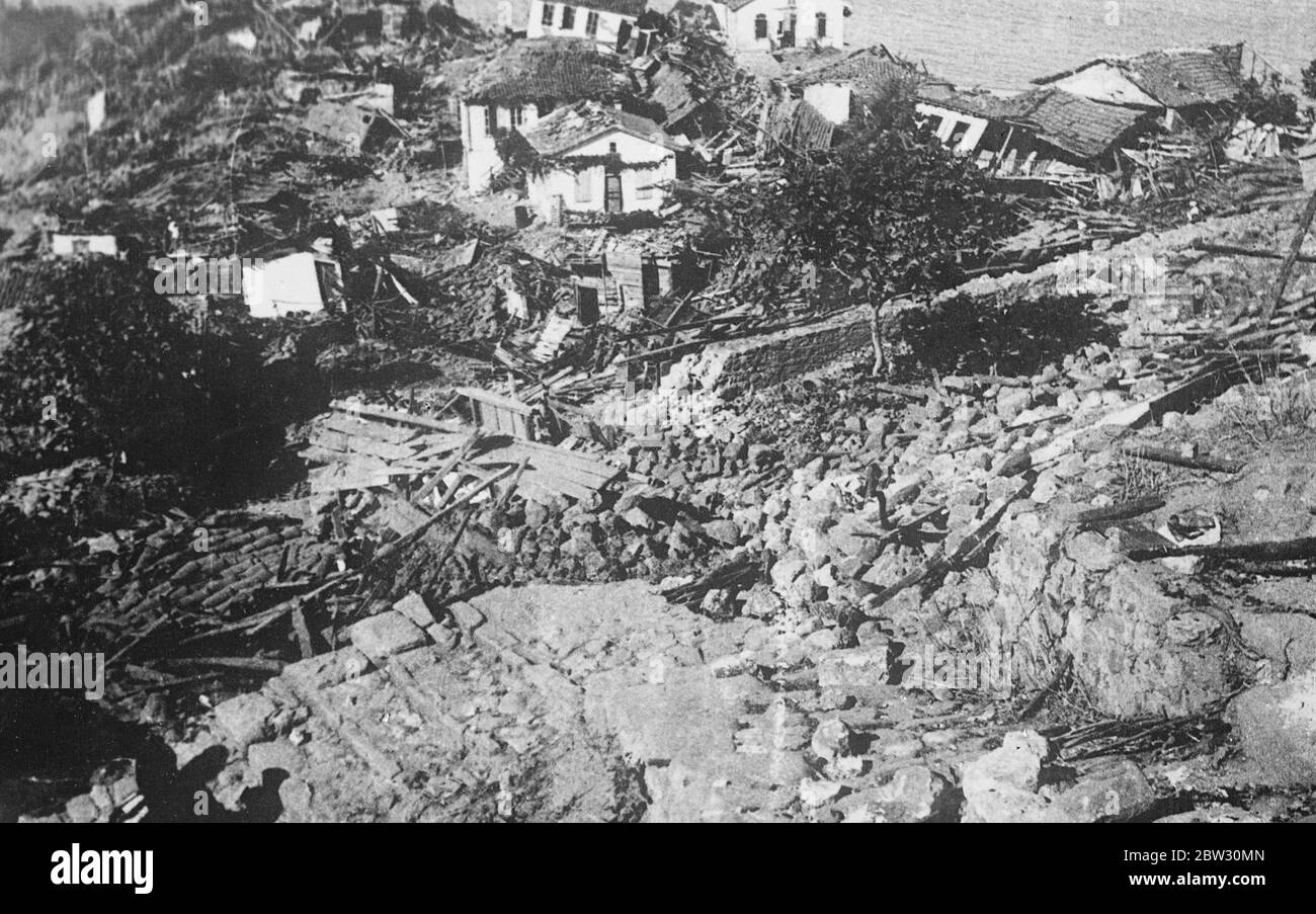 Des centaines de personnes ont été tuées et des milliers de personnes ont été sans abri dans le tremblement de terre Les navires de guerre britanniques se sont précipités pour venir en aide aux familles frappées dans la zone du tremblement de terre de Salonika et de Macédoine , où des centaines ont été tués et des milliers de personnes sans abri , dans le grave tremblement de terre qui a causé la destruction dans une vaste zone . Maisons nausérées qui se sont effondrées pendant le tremblement de terre dans un village macédonien . 3 octobre 1932 5 octobre 1932 Banque D'Images