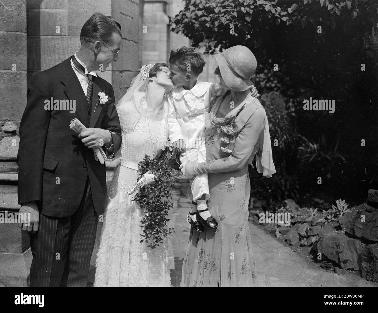 Un mariage d'aviron au parc Bush Hill . Un grand nombre de filles avireuses du Club d'aviron Cleavely , se sont tournées pour assister au mariage de Miss June Griggs l'un de leurs membres et de m. W E Hole , membre du Club d'aviron Iris , Qui a eu lieu à l'église St Stephens , Bush Hill Park , Londres . La mariée et le marié après le mariage . 29 juillet 1932 Banque D'Images