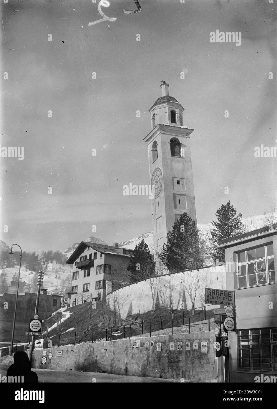 Tour de Leaninig célèbre de St Moritz. La célèbre tour penchée de Saint-Moritz , en Suisse , le plus ancien édifice de la ville qui date de 1570 . 9 février 1932 Banque D'Images
