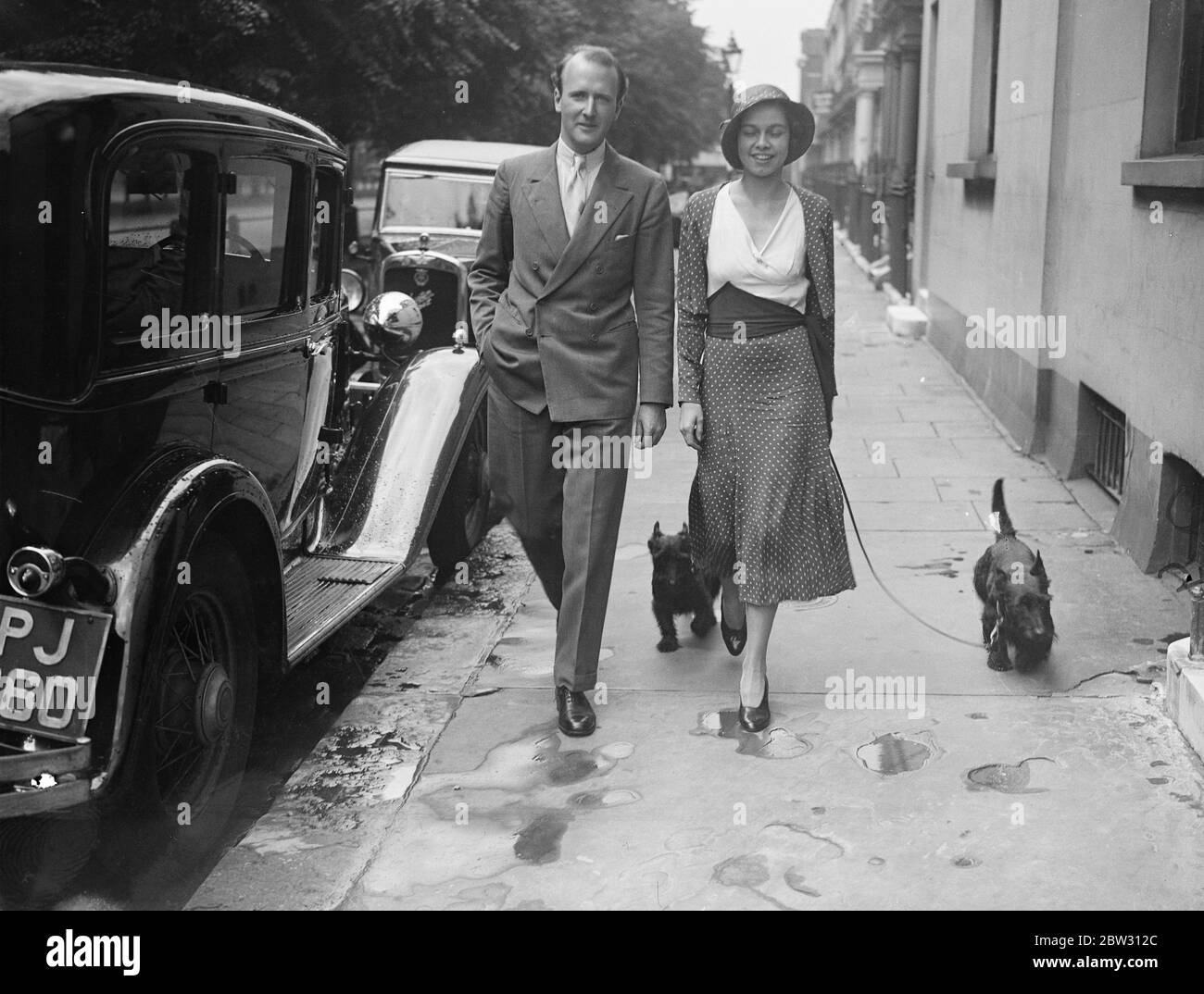 Gerald Thesiger et sa mariée américaine . être marié à Londres demain . M. Gerald Thesiger , le brillant jeune cousin d'avocat de Lord Chelmsford , doit être marié demain à Londres à Mlle Marjorie Guille de New York . la cérémonie aura lieu à la vieille église de Chelsea . M. Gerald thesiger et Mlle Marjorie Guille ont photographié ensemble pendant leur marche à Londres demain . 27 juillet 1932 Banque D'Images