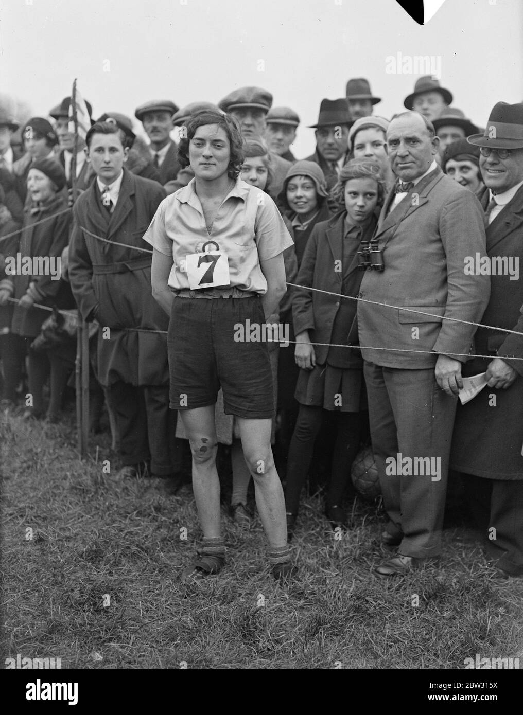 L'Angleterre bat la France dans le cross-country international dirigé à Selsdon . Un membre de l'équipe féminine . 19 mars 1932 . Banque D'Images